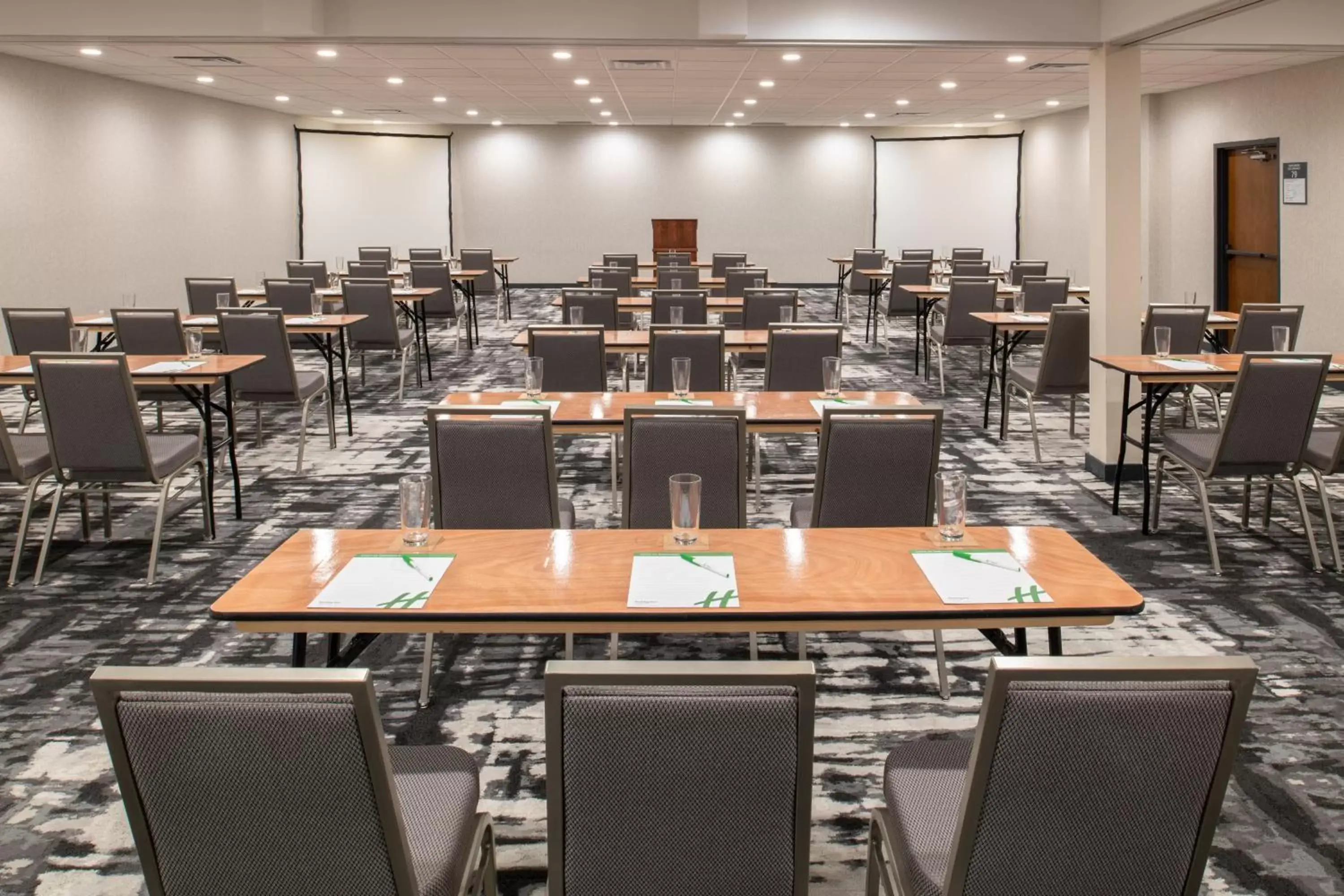 Meeting/conference room in Holiday Inn Portland South/Wilsonville, an IHG Hotel