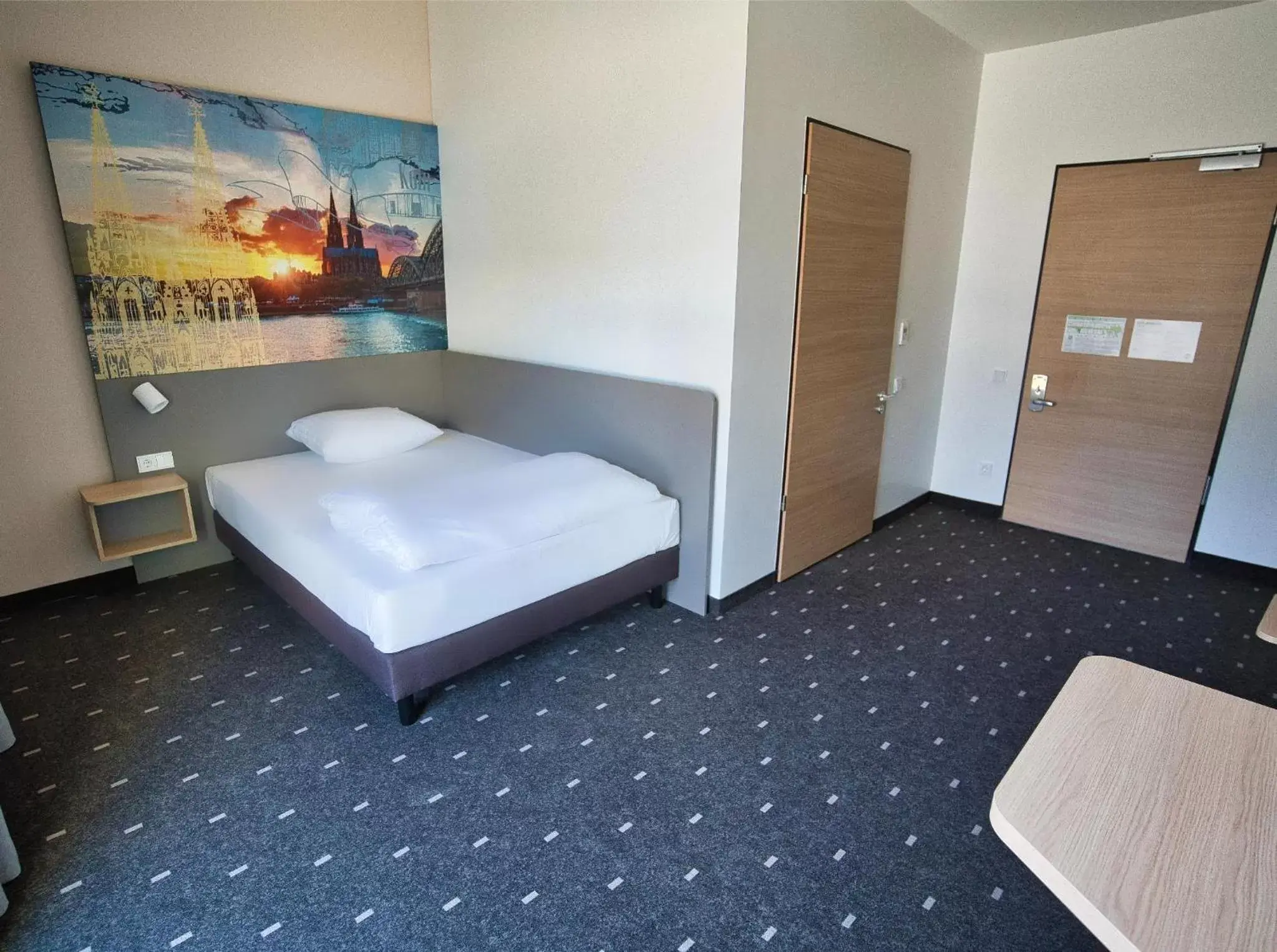 Photo of the whole room, Bed in B&B Hotel Köln-City