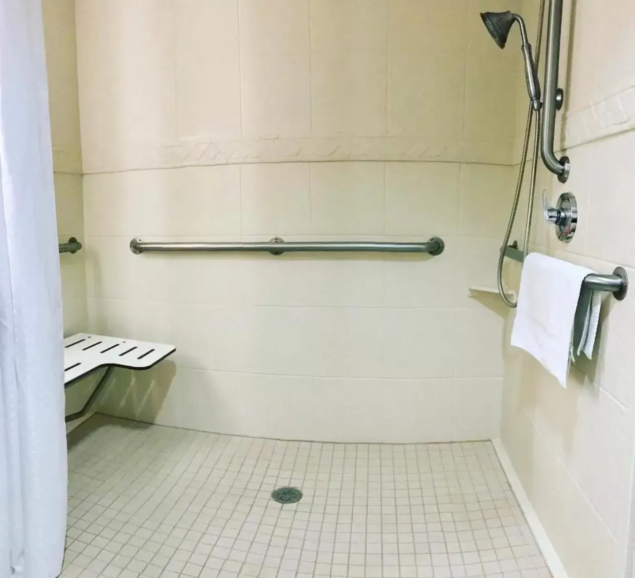 Standard King Room with Roll-In Shower - Communications Access in Holiday Inn Express Hotel & Suites Torrington by IHG Standard King Room with Roll-In Shower - Communications Access in Holiday Inn Express Hotel & Suites Torrington by IHG