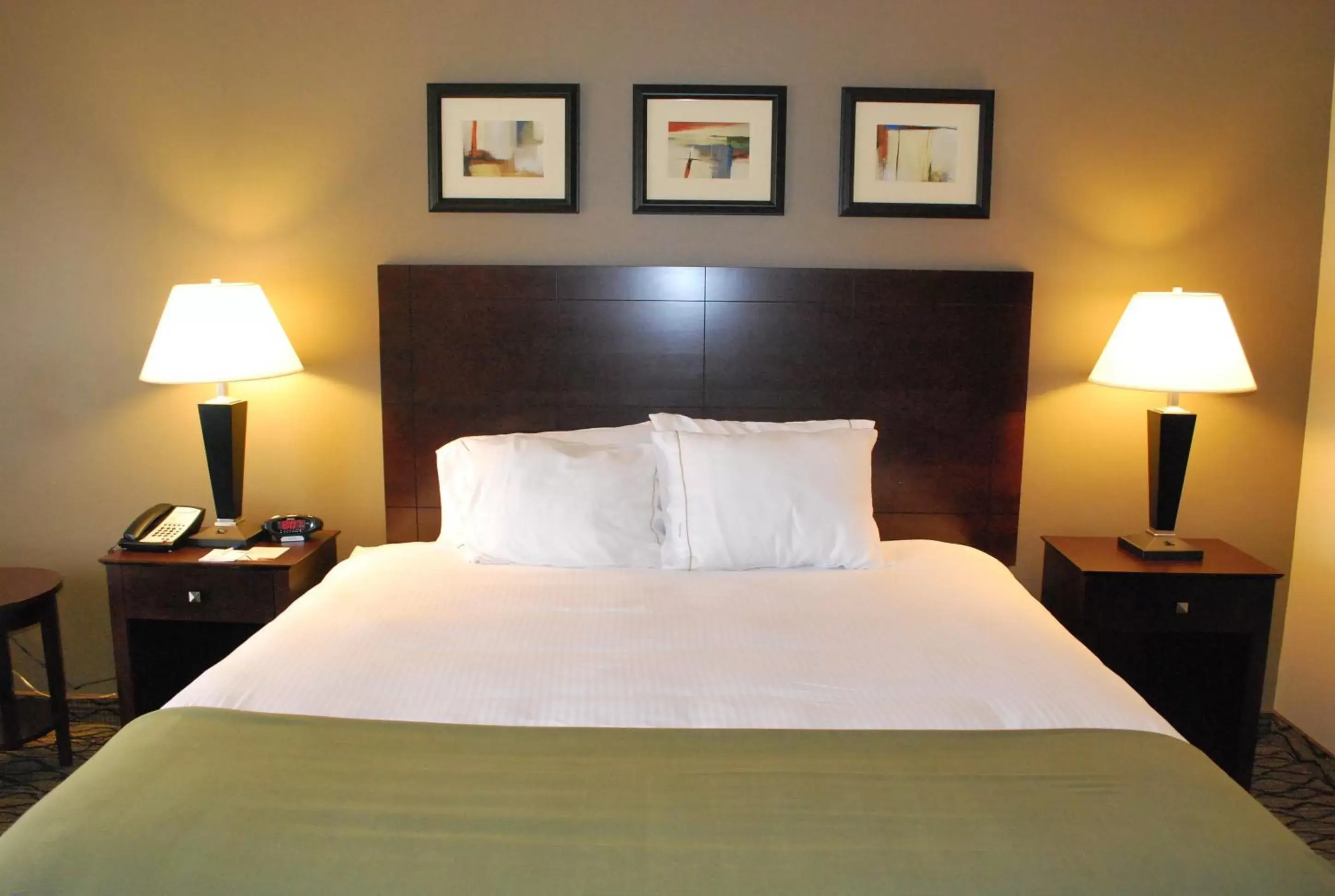 Bed in Holiday Inn Express Bloomington West, an IHG Hotel