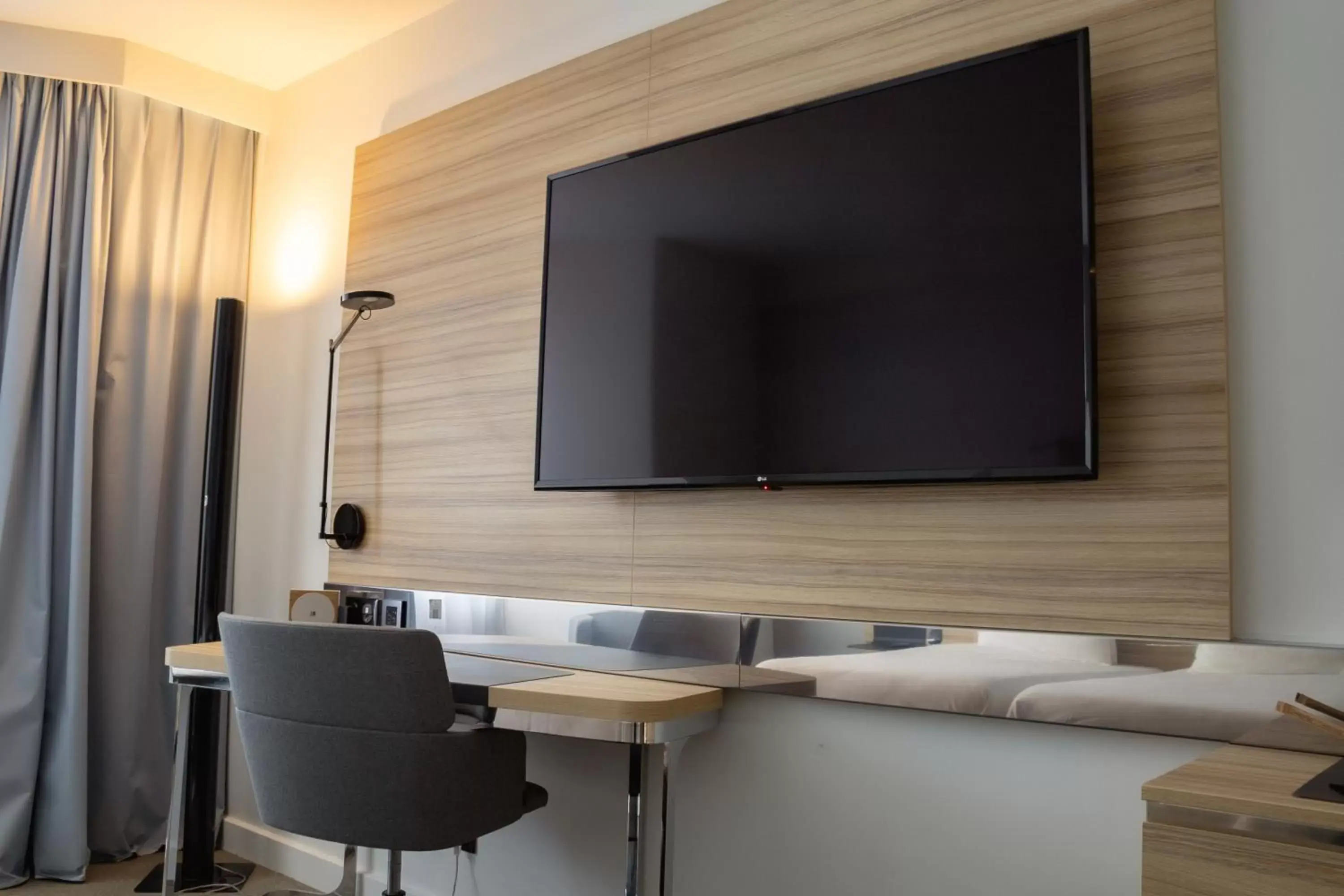 Bedroom, TV/Entertainment Center in Novotel Valence Sud