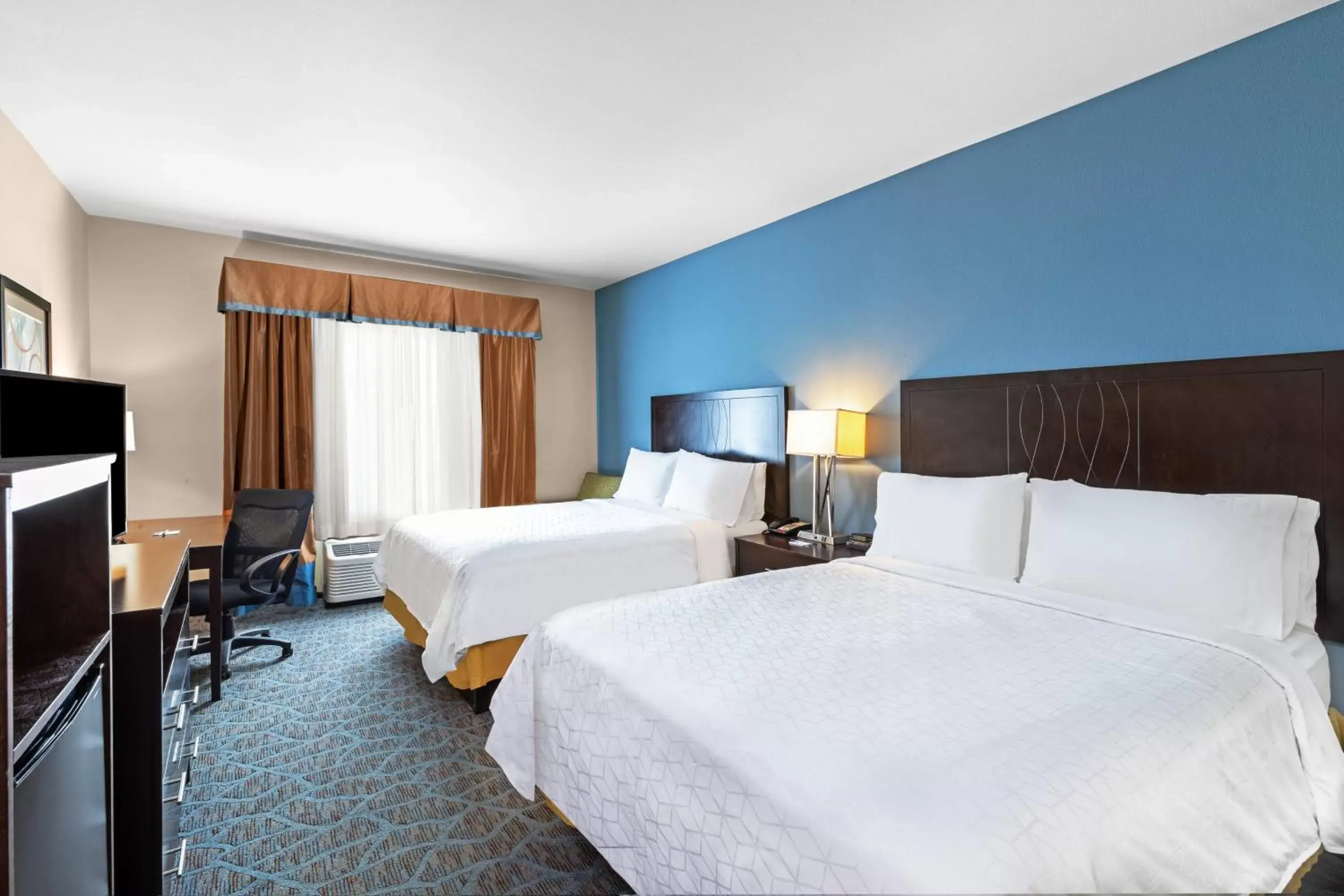 Photo of the whole room, Bed in Holiday Inn Express Hotel & Suites Floresville, an IHG Hotel
