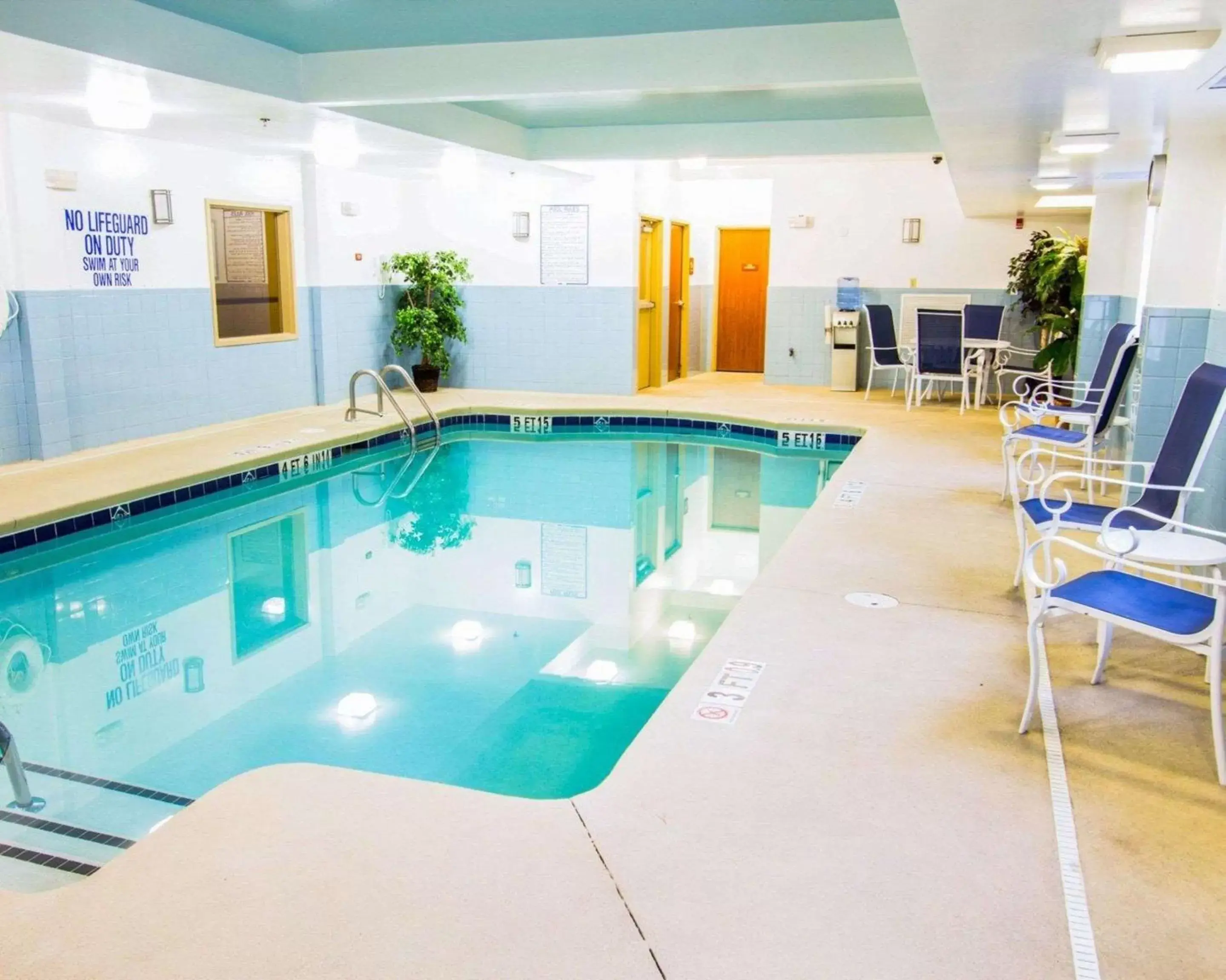 On site, Swimming Pool in Comfort Inn & Suites Airport Convention Center