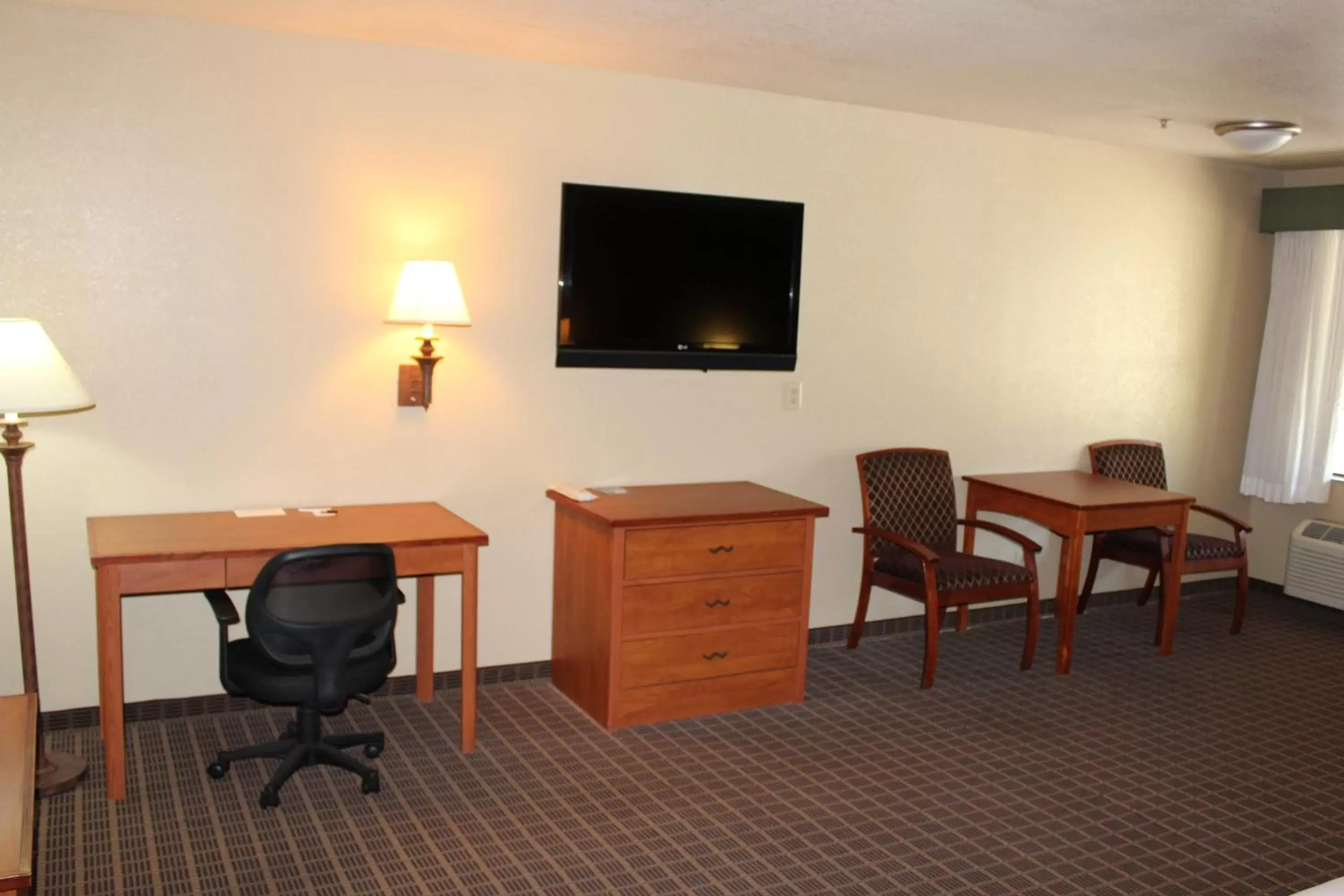 Communal lounge/ TV room, TV/Entertainment Center in Cajon Pass Inn