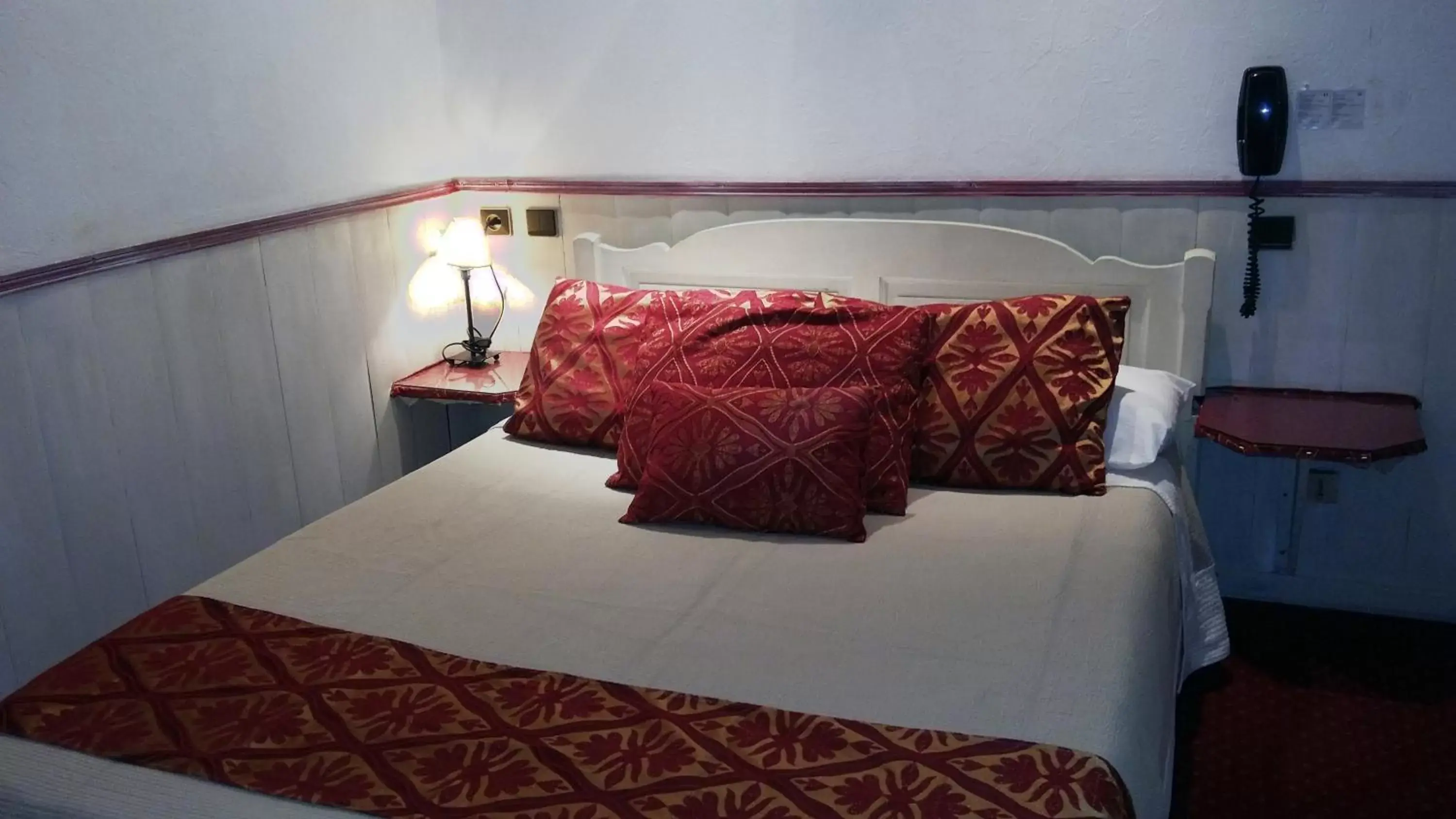 Bed in Hotel Mignon