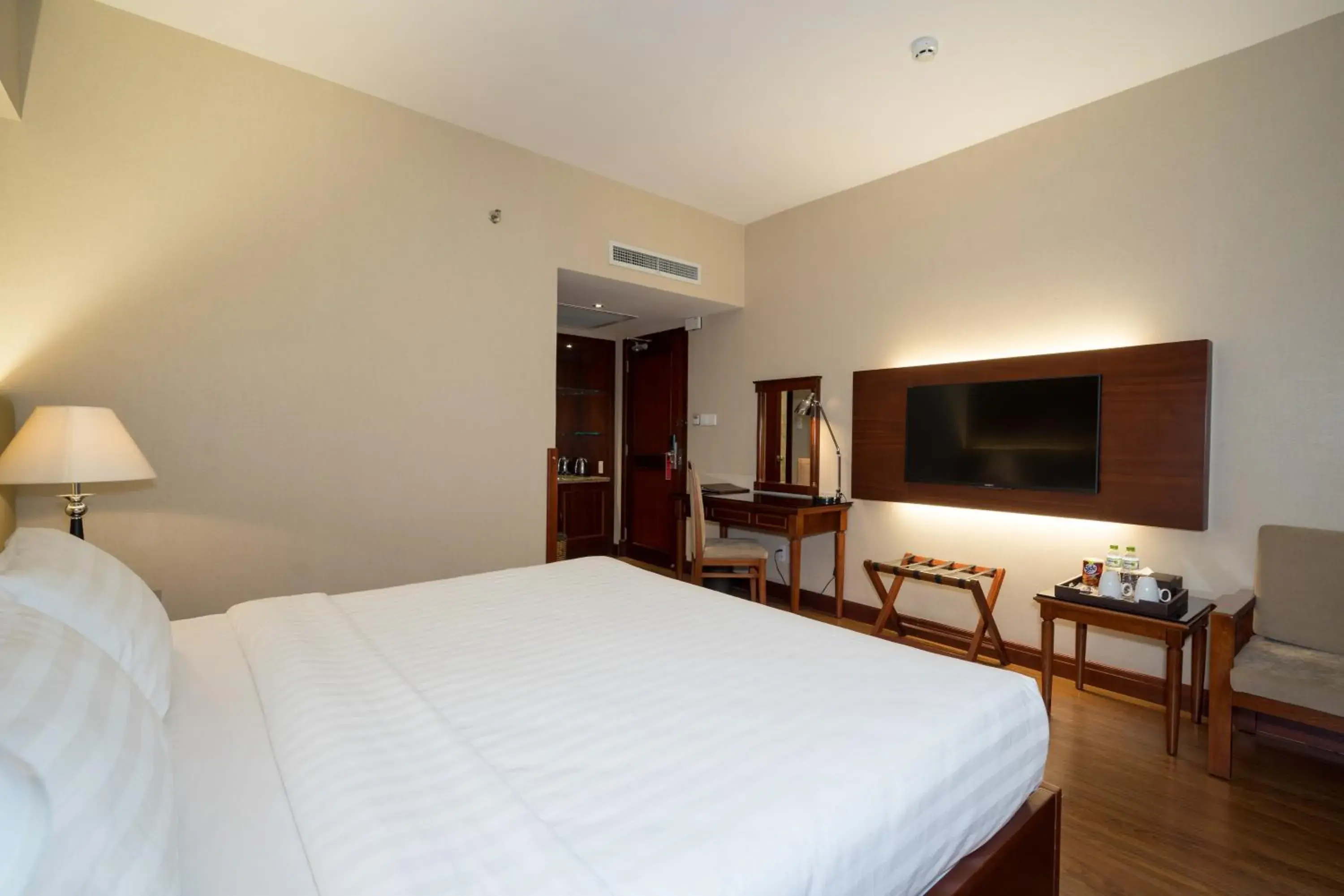 Executive King (no window) in Nhat Ha Maison Hotel formerly Nhat Ha 1 Hotel Executive King (no window) in Nhat Ha Maison Hotel formerly Nhat Ha 1 Hotel