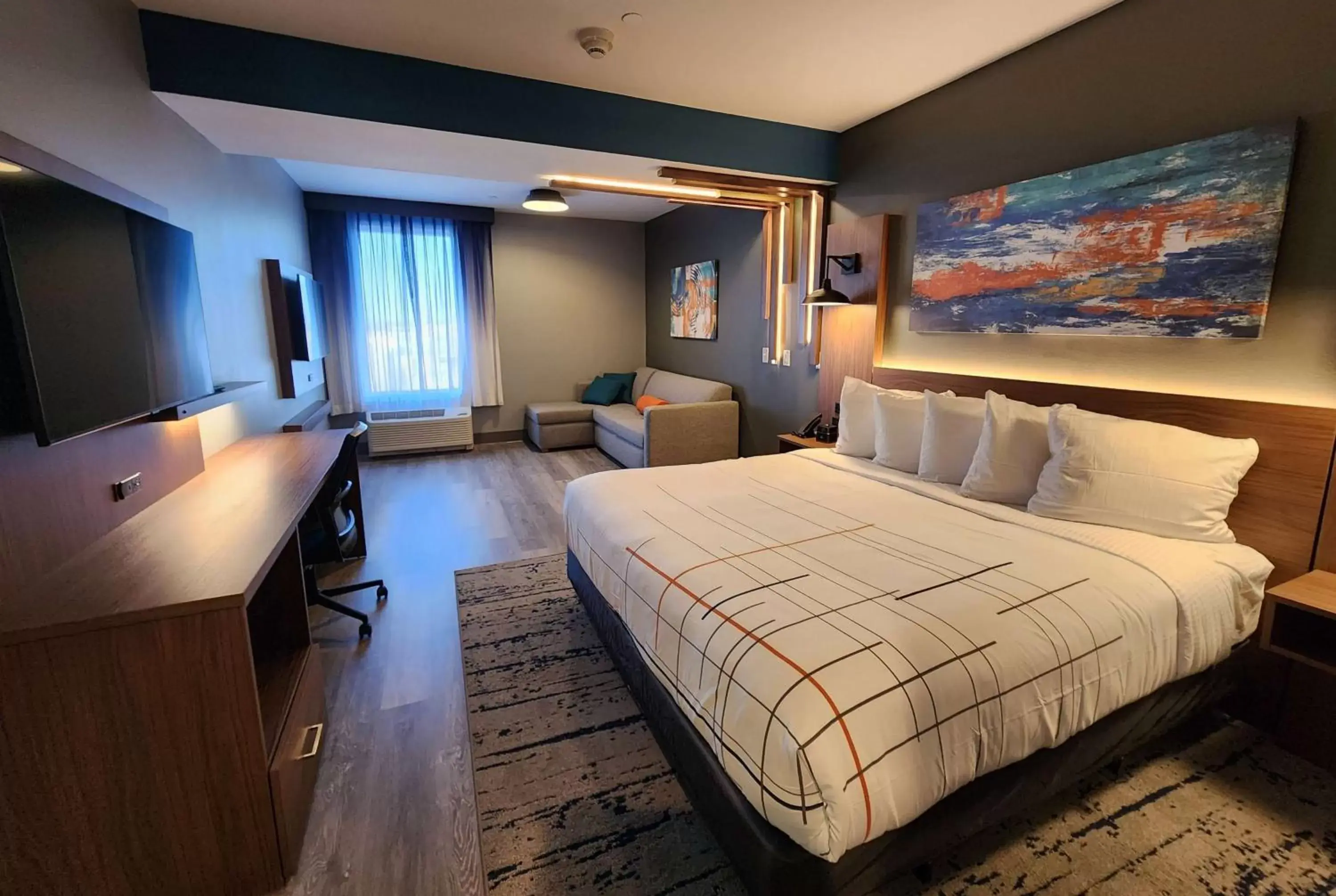 Photo of the whole room, Bed in La Quinta Inn & Suites by Wyndham Del Rio