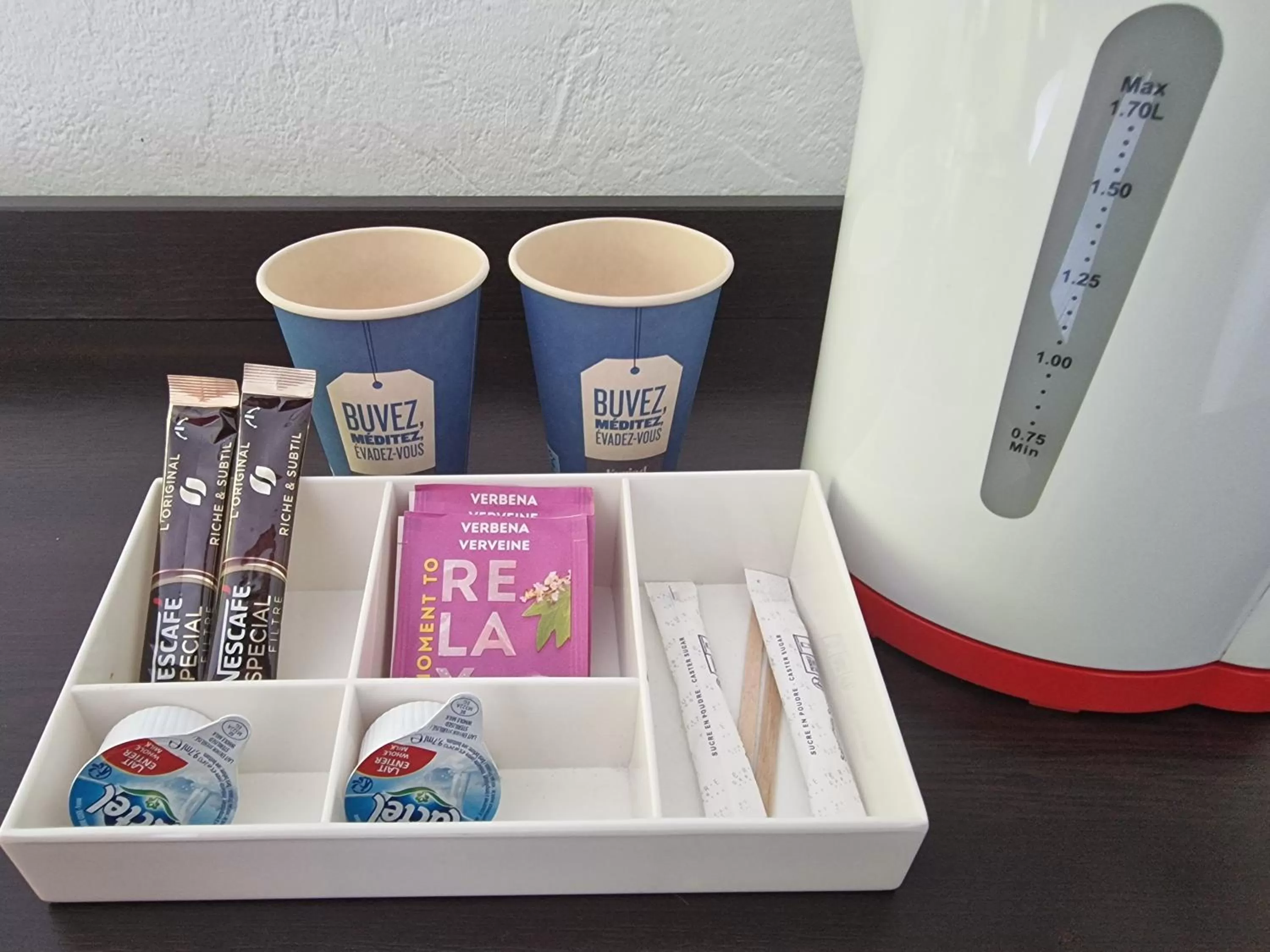 Coffee/tea facilities in Kyriad Montluçon - Saint Victor