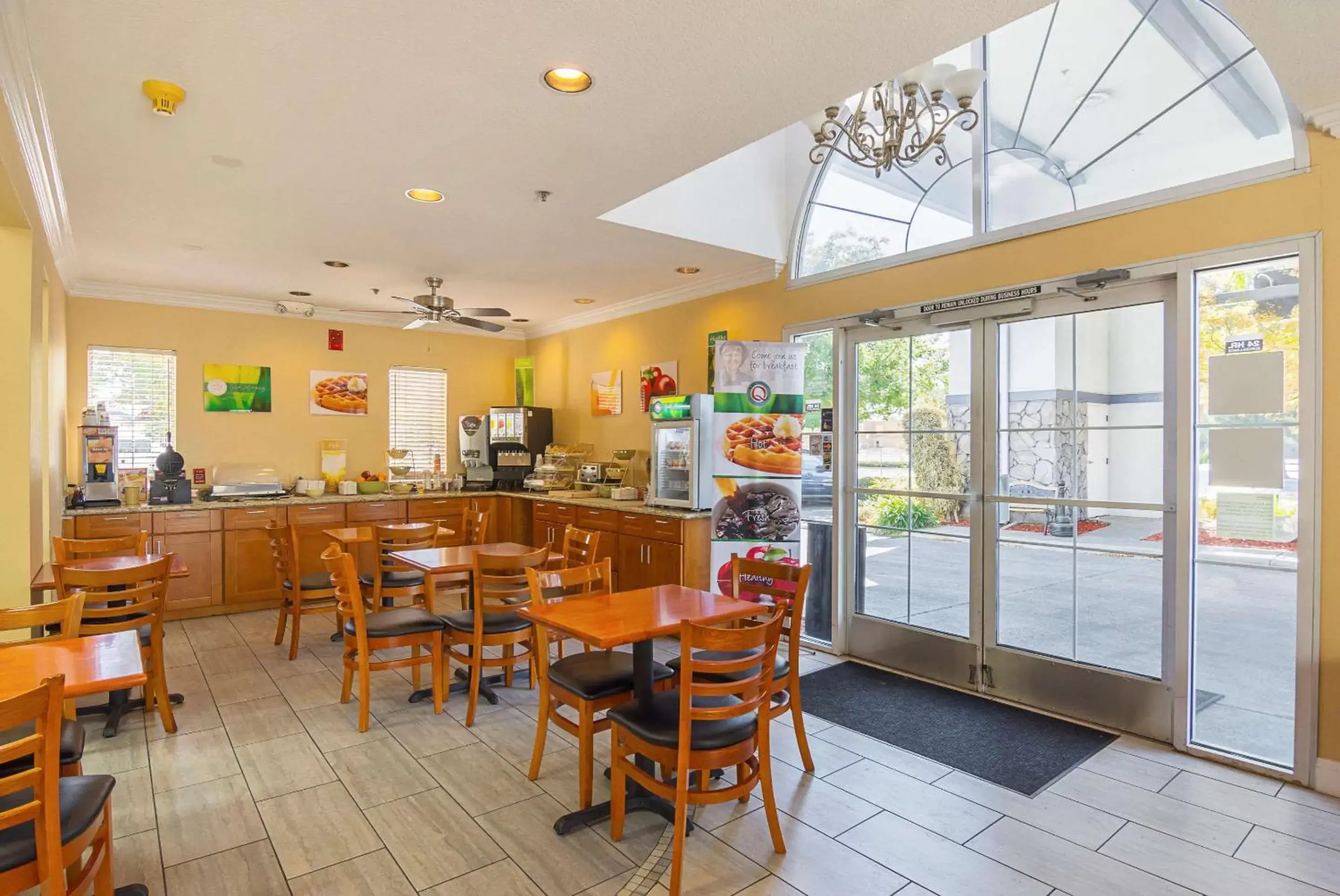 Restaurant/Places to Eat in Quality Inn Fresno Airport