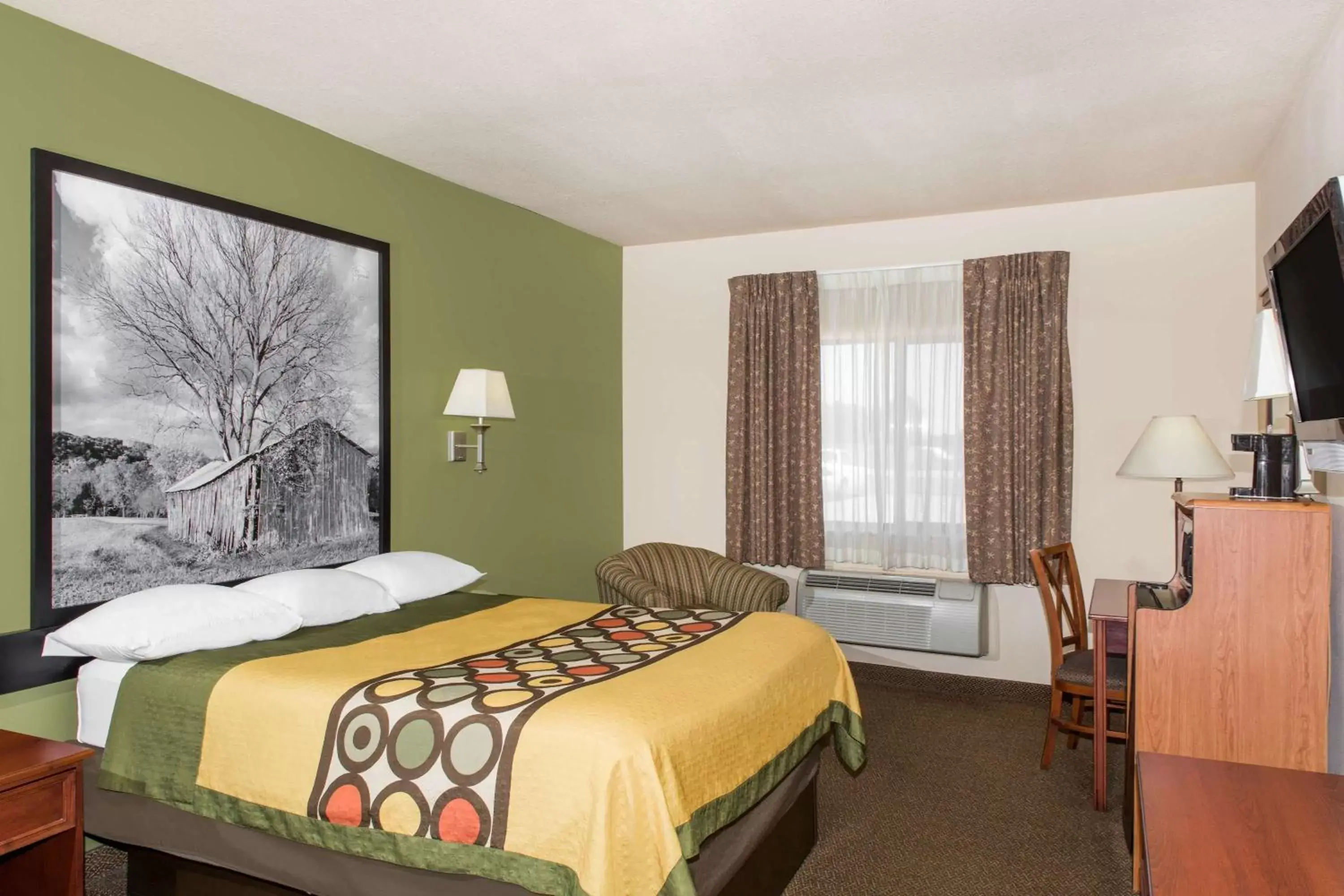 Photo of the whole room, Bed in Super 8 by Wyndham Perryville