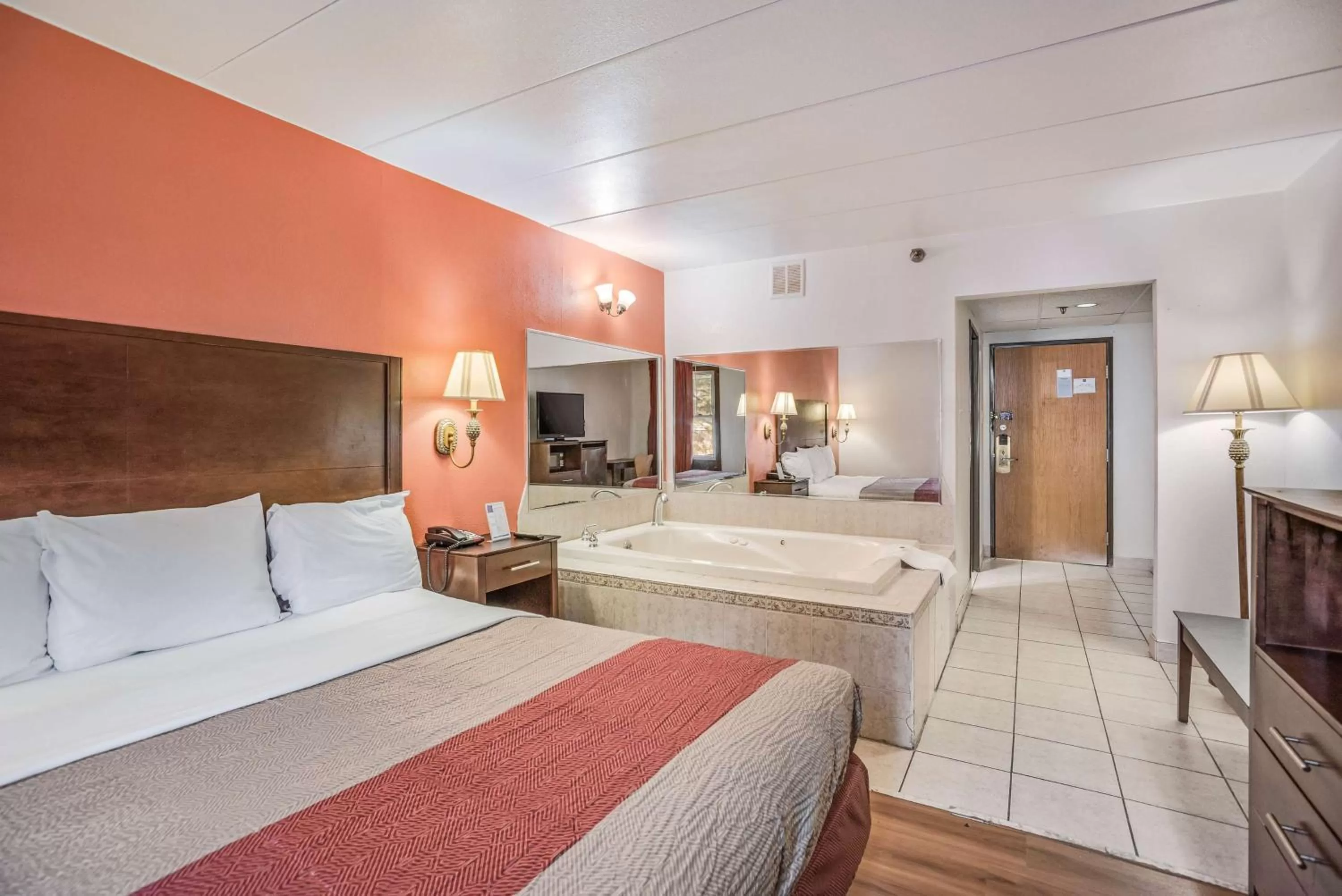 Hot Tub, Bed in Motel 6-Levittown, PA - Bensalem