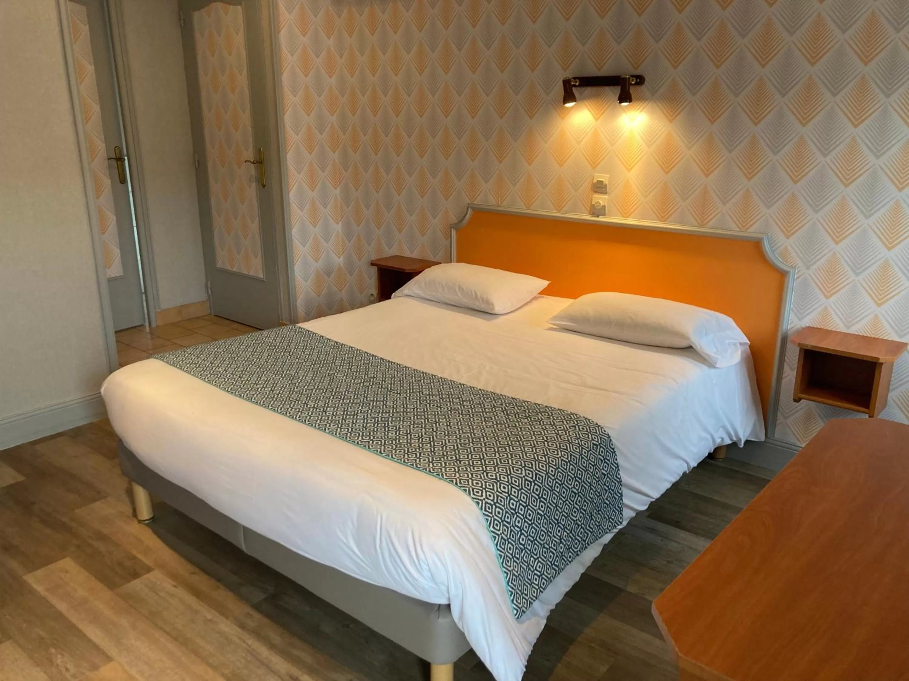 Photo of the whole room, Bed in Hotel Le Bon Laboureur