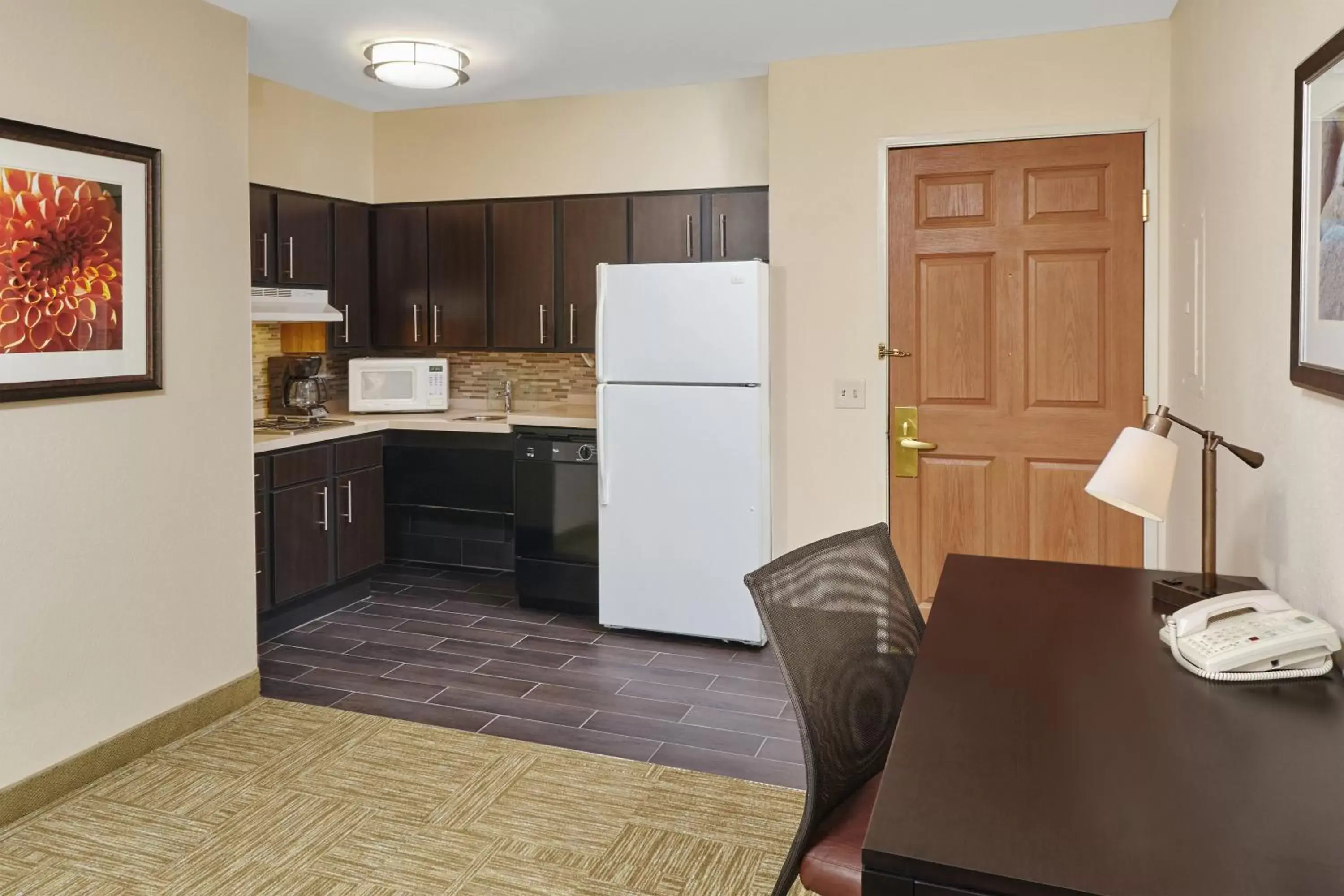 Kitchen or kitchenette, Kitchen/Kitchenette in Staybridge Suites Glenview, an IHG Hotel