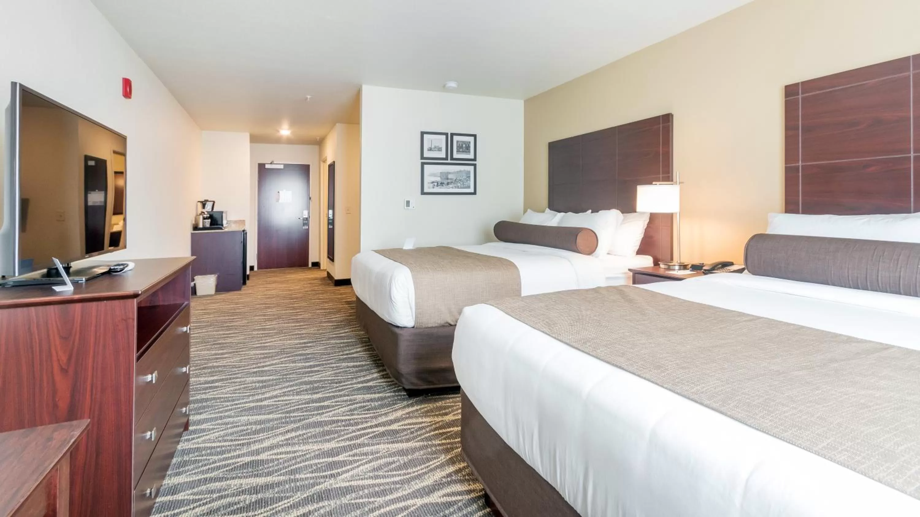 Photo of the whole room, Bed in Cobblestone Hotel & Suites - Janesville