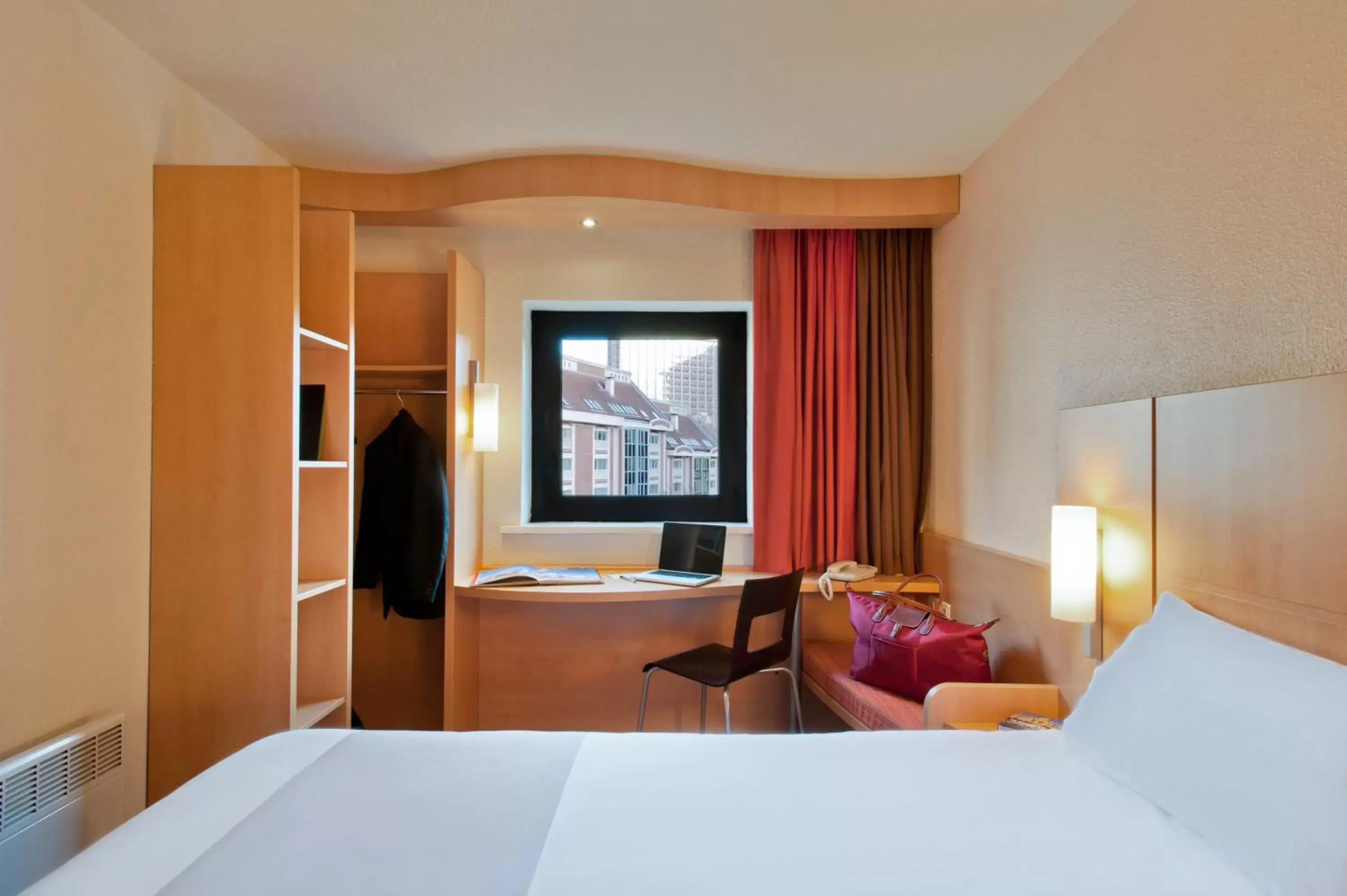 Photo of the whole room, Bed in ibis Lille Roubaix Centre Grand-Place