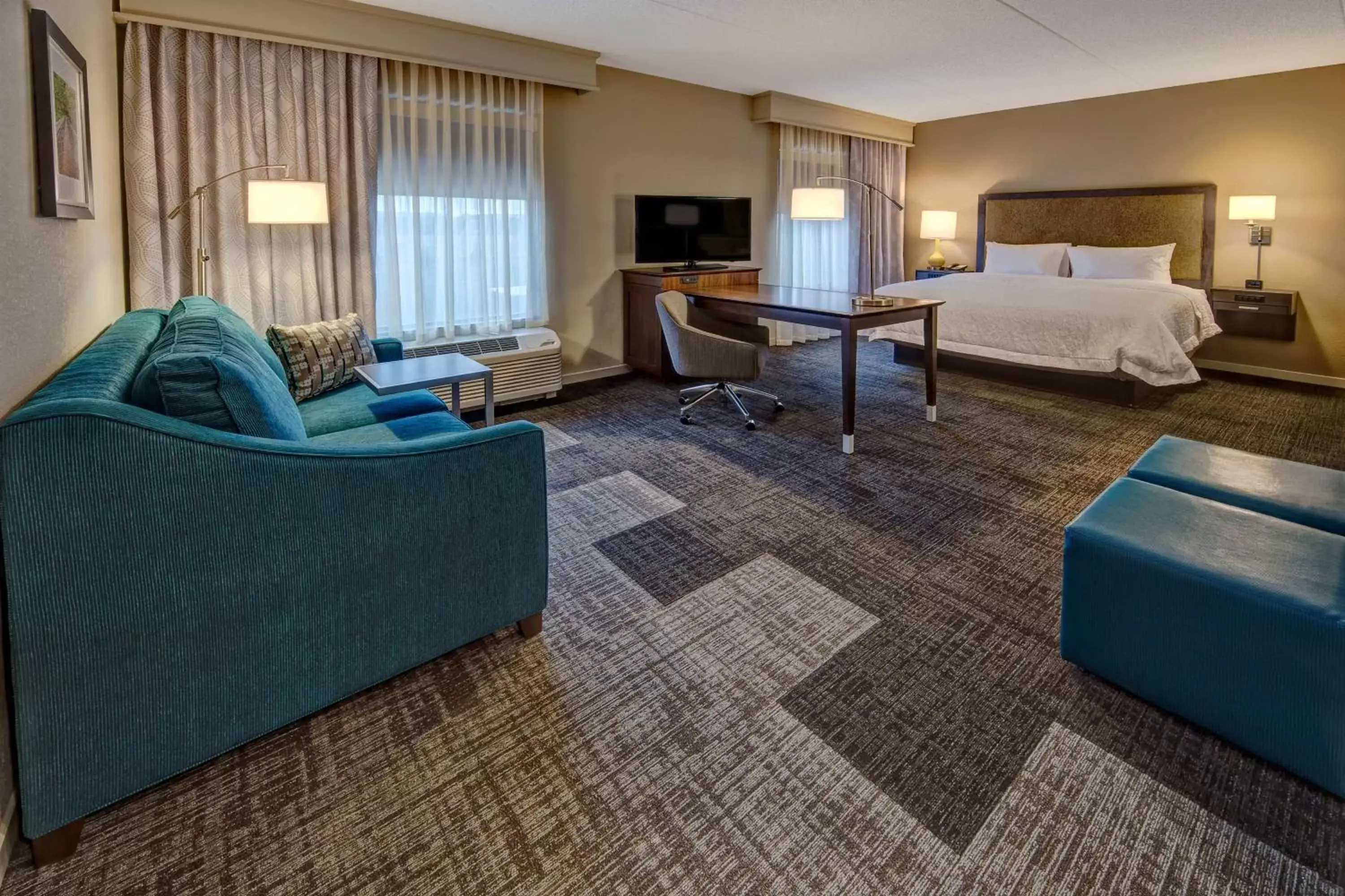 Bed, Seating Area in Hampton Inn & Suites By Hilton Nashville Hendersonville Tn