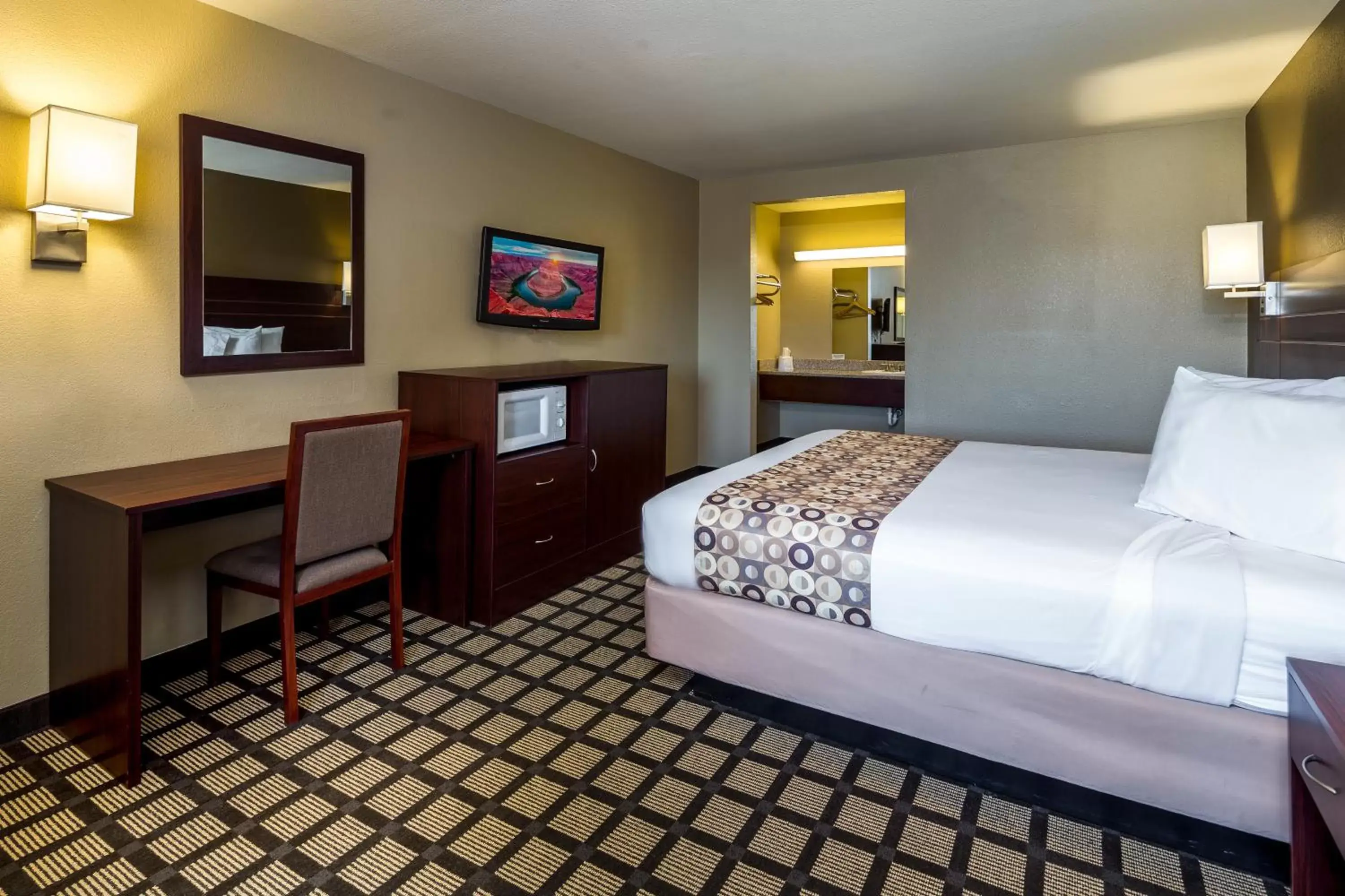 Bed in Travelers Inn - Phoenix