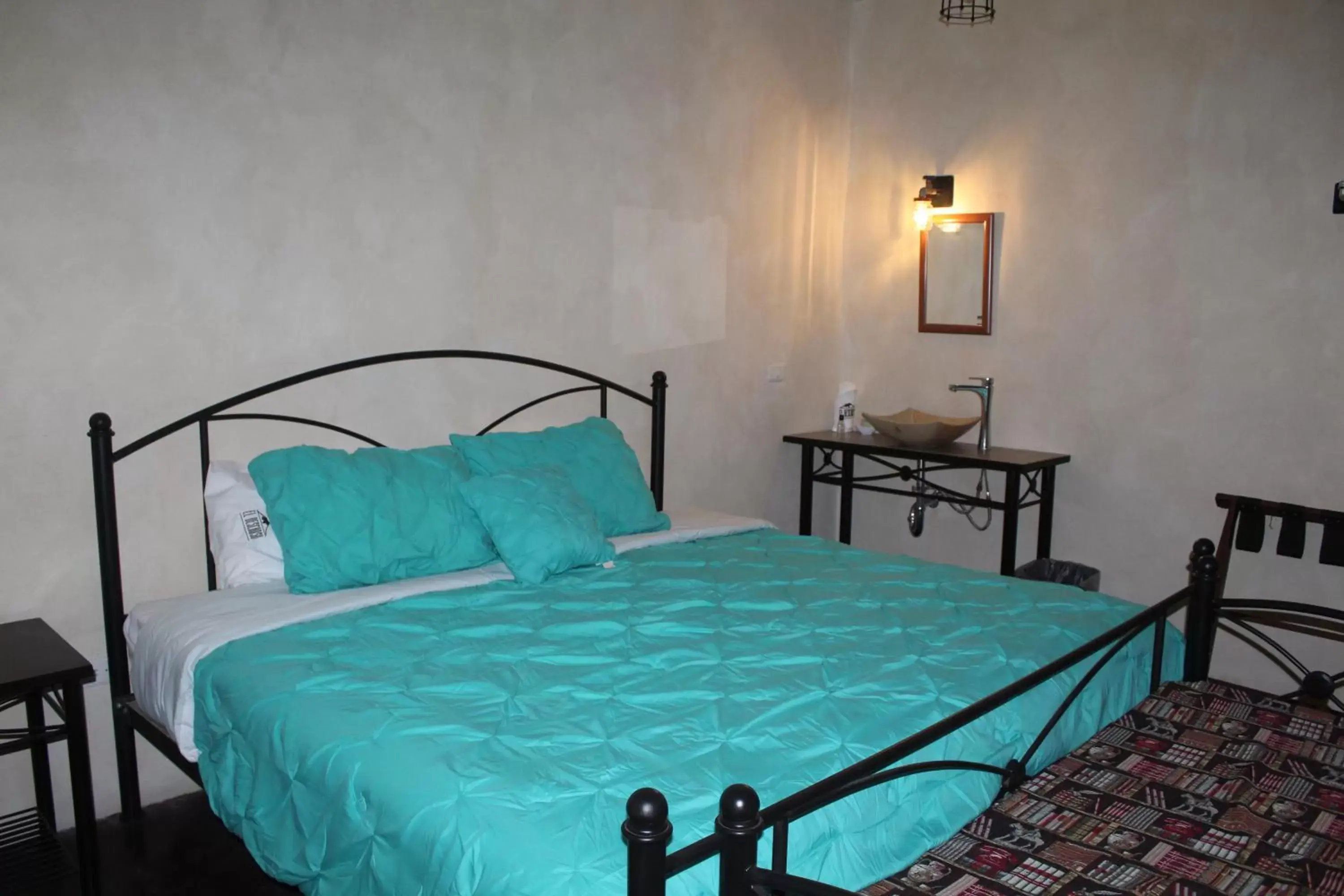 Photo of the whole room, Bed in Hotel el Descanso Barrio del Artista