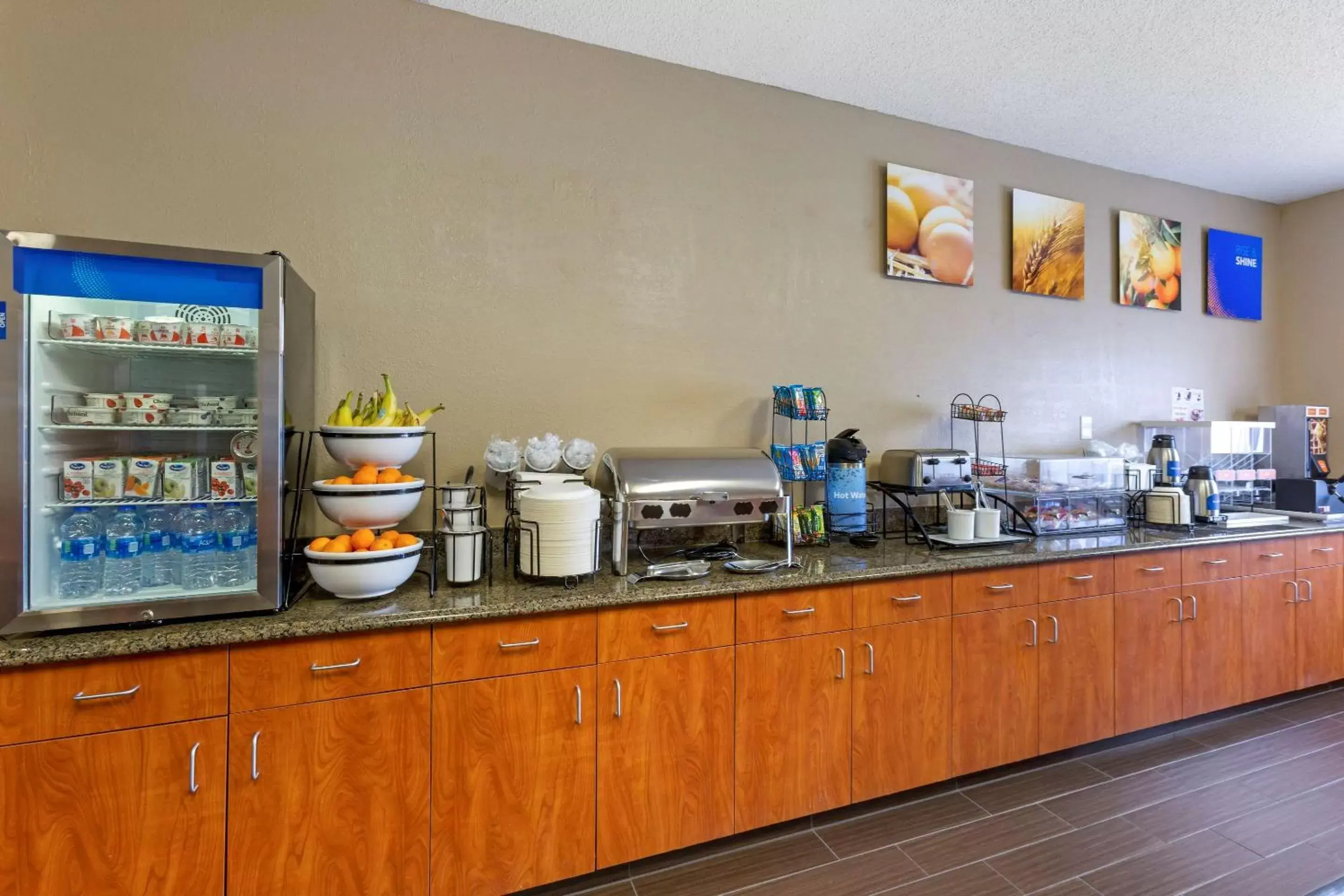 Restaurant/Places to Eat in Comfort Inn South-Medford