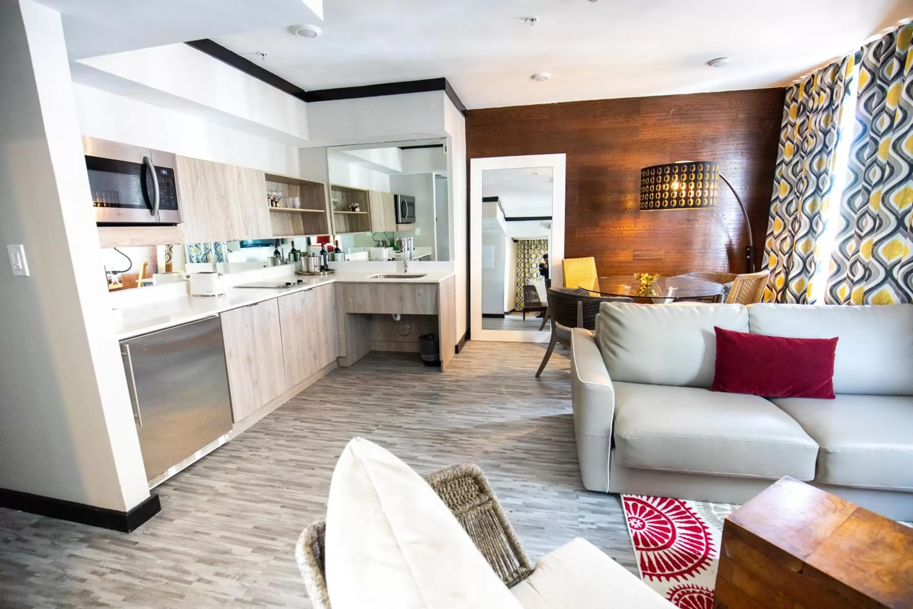 Living room, Kitchen/Kitchenette in Metropole Suites South Beach