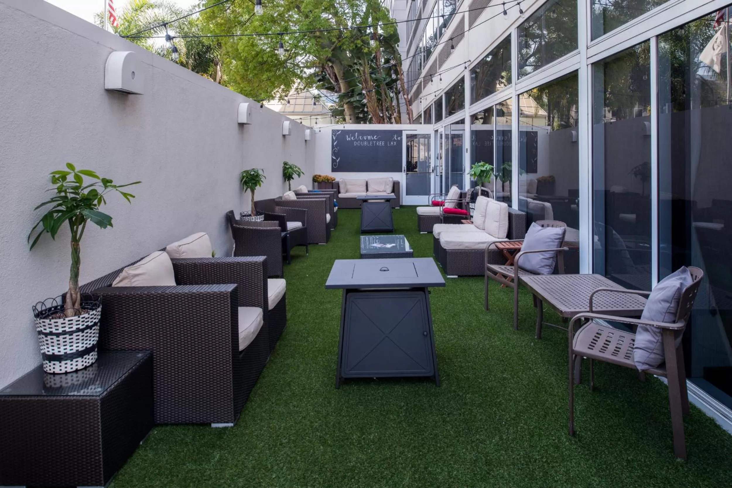 Patio in DoubleTree by Hilton LAX - El Segundo