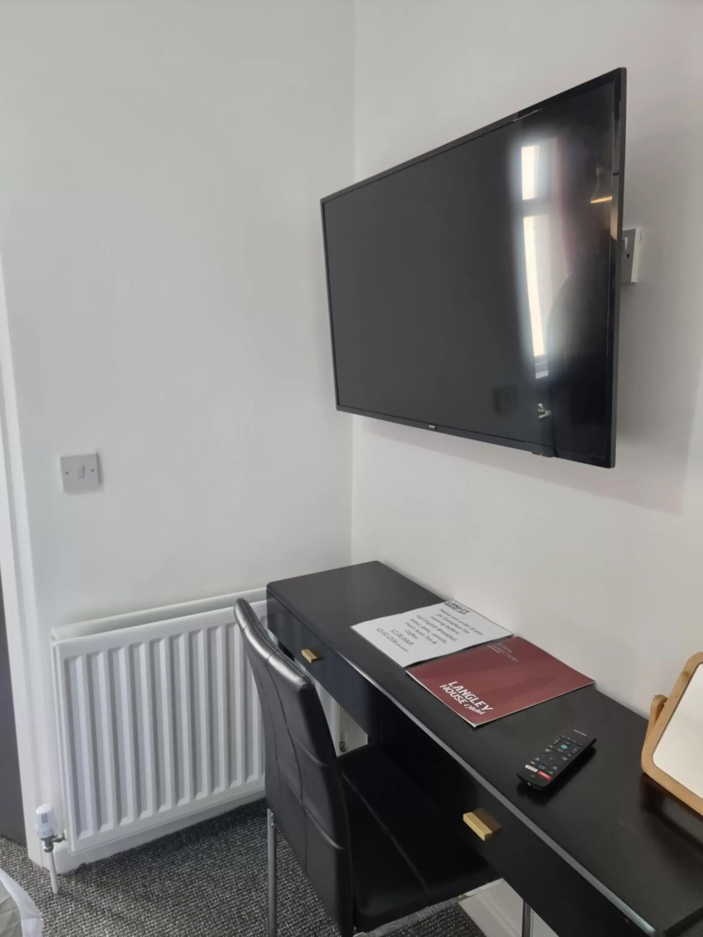 TV and multimedia, TV/Entertainment Center in Langley House Hotel