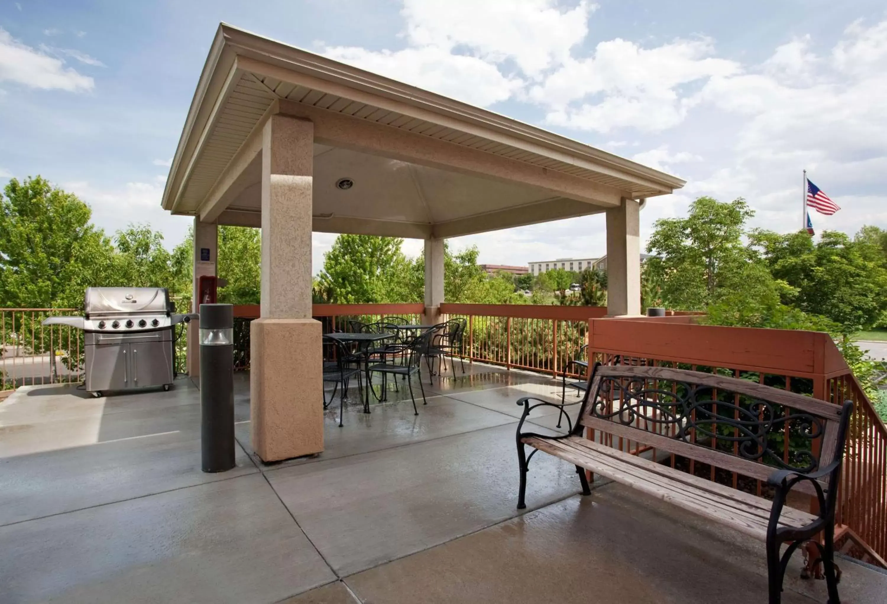 Patio, BBQ Facilities in Sonesta Simply Suites Denver West Federal Center