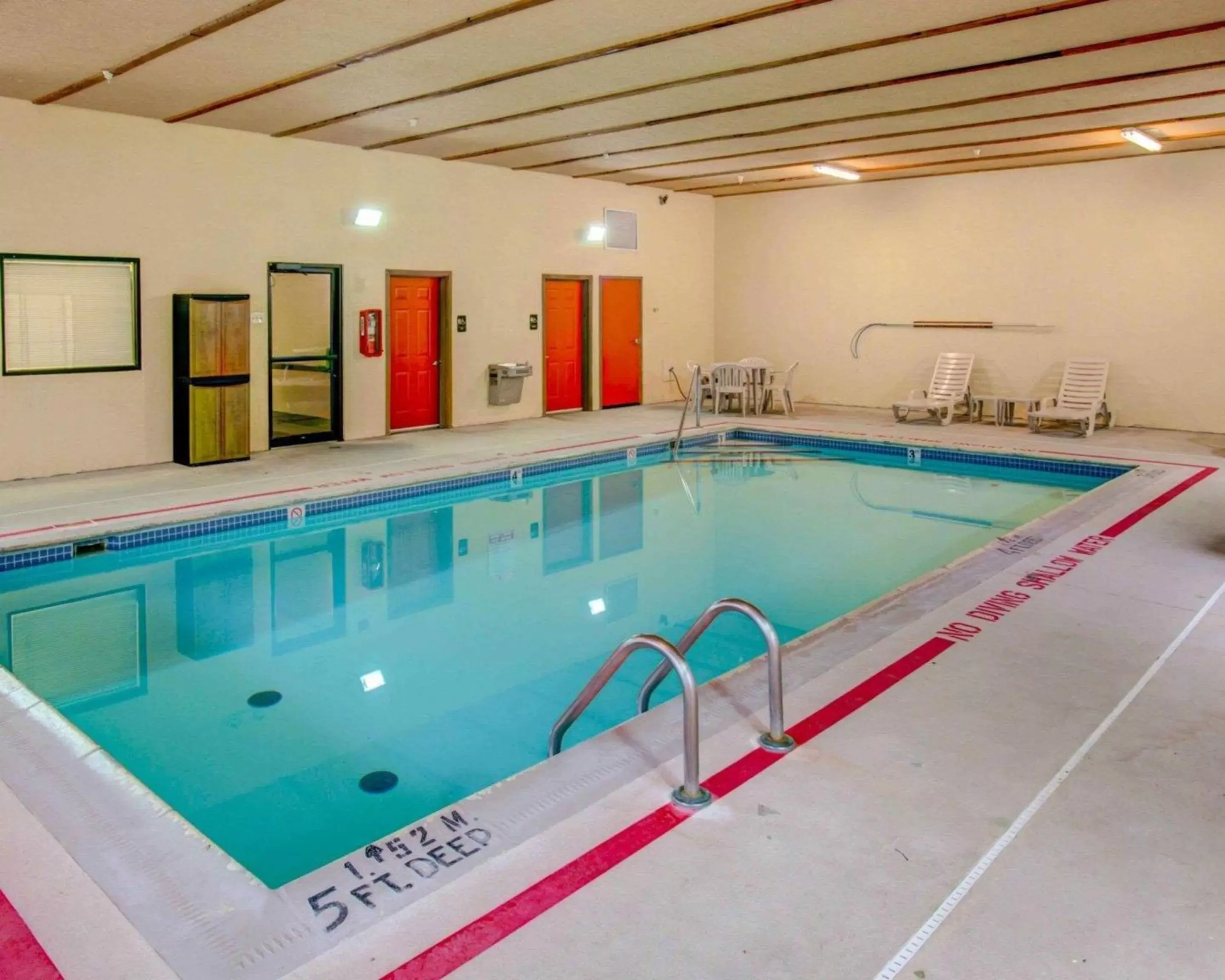 Swimming pool in Comfort Suites Pittsburgh Airport Swimming pool in Comfort Suites Pittsburgh Airport