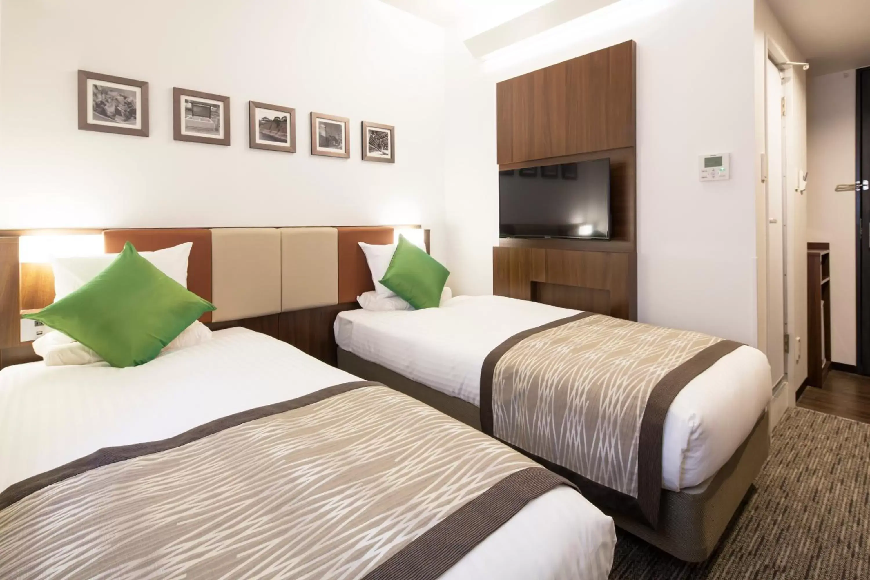 Bed in HOTEL MYSTAYS Shin Osaka Conference Center
