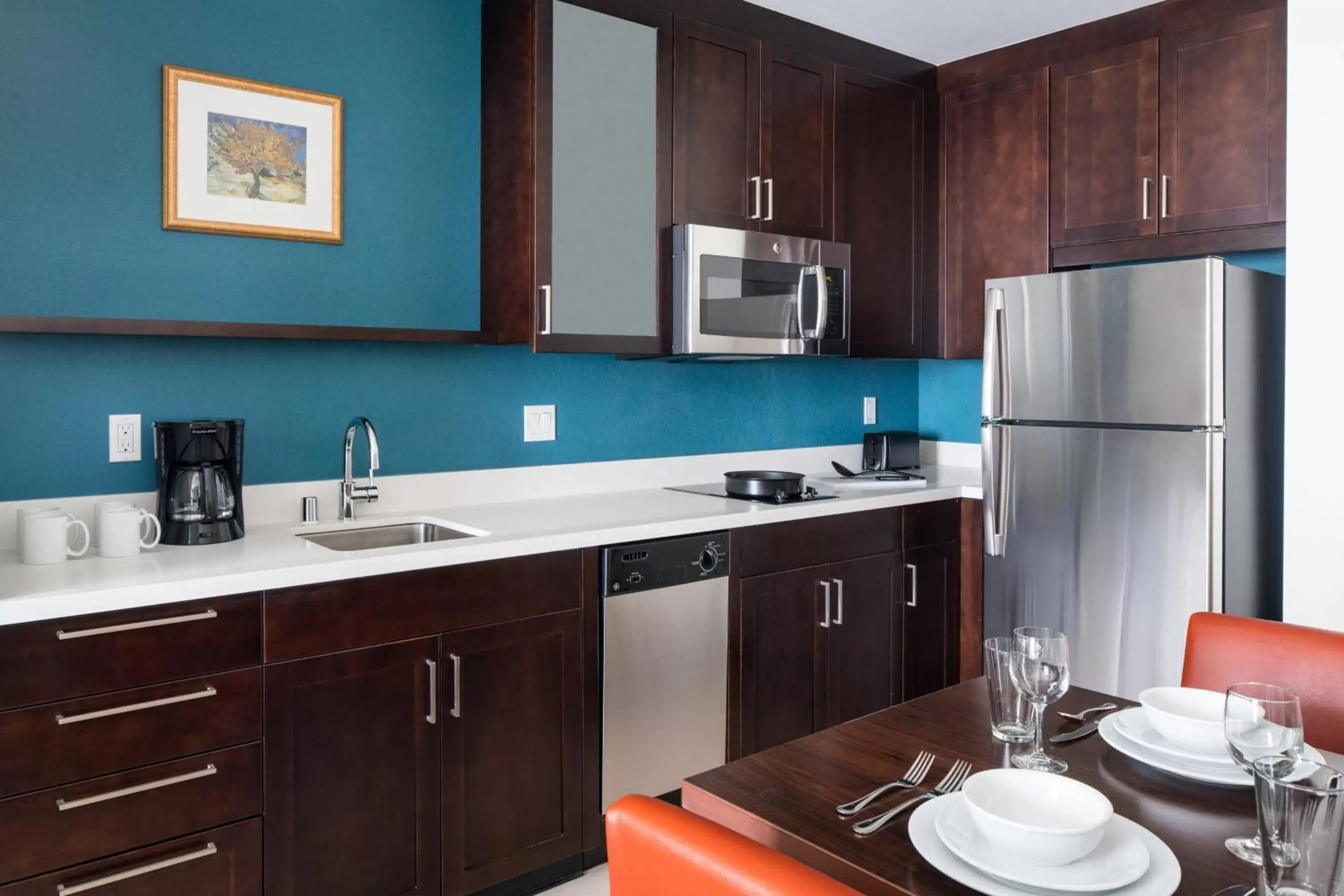 Bedroom, Kitchen/Kitchenette in Residence Inn by Marriott Los Angeles Pasadena/Old Town