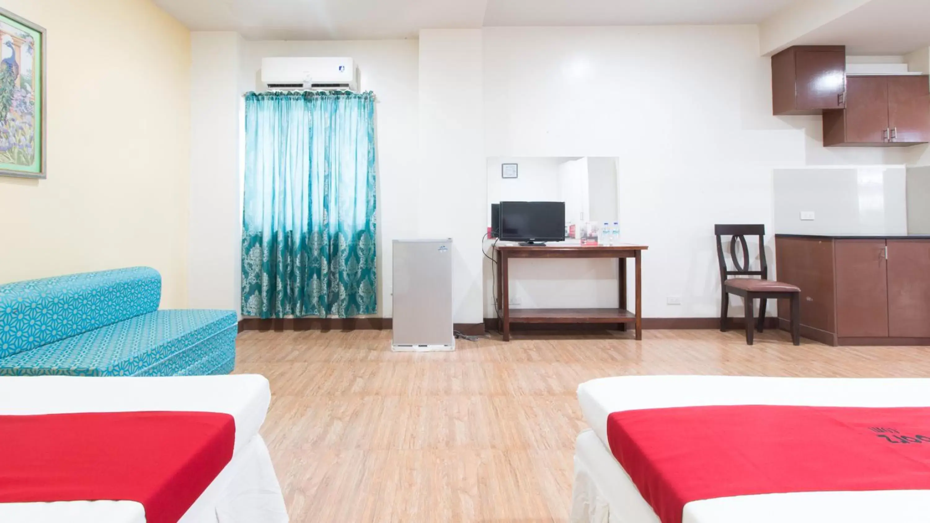 Bed, TV/Entertainment Center in RedDoorz @ San Jose Tagbak Jaro Iloilo