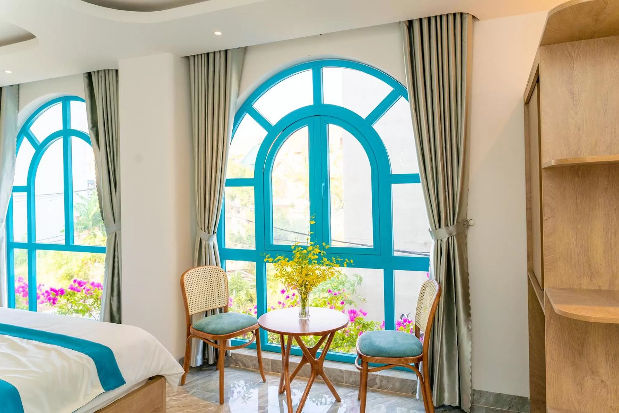 Living room, Bed in La Casa Boutique Hotel