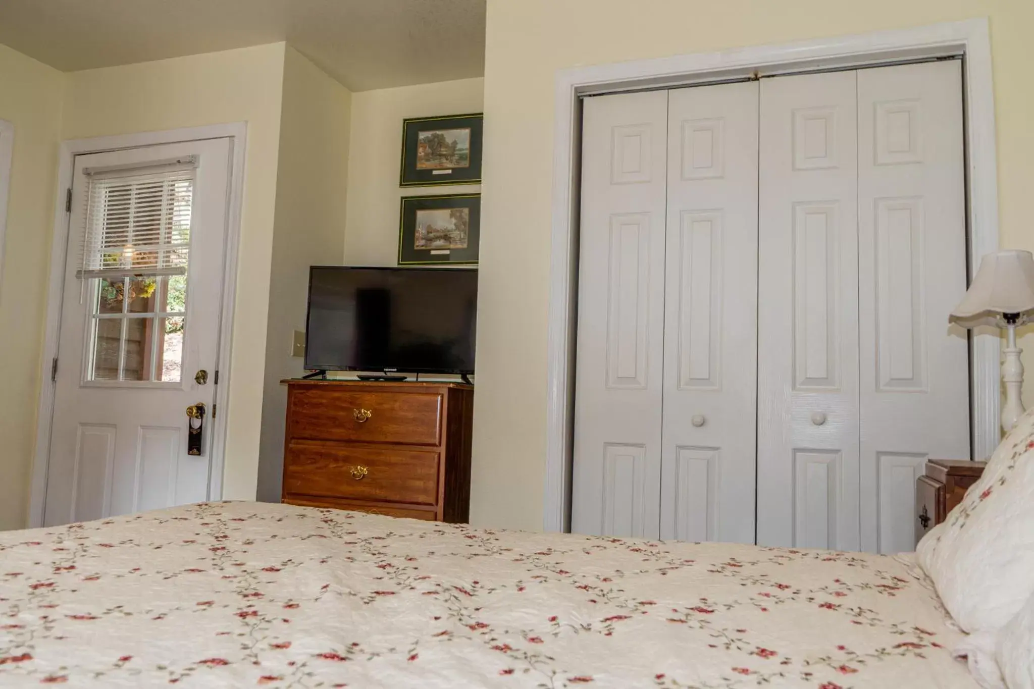 Facade/entrance, TV/Entertainment Center in The Chimney Rock Inn & Cottages