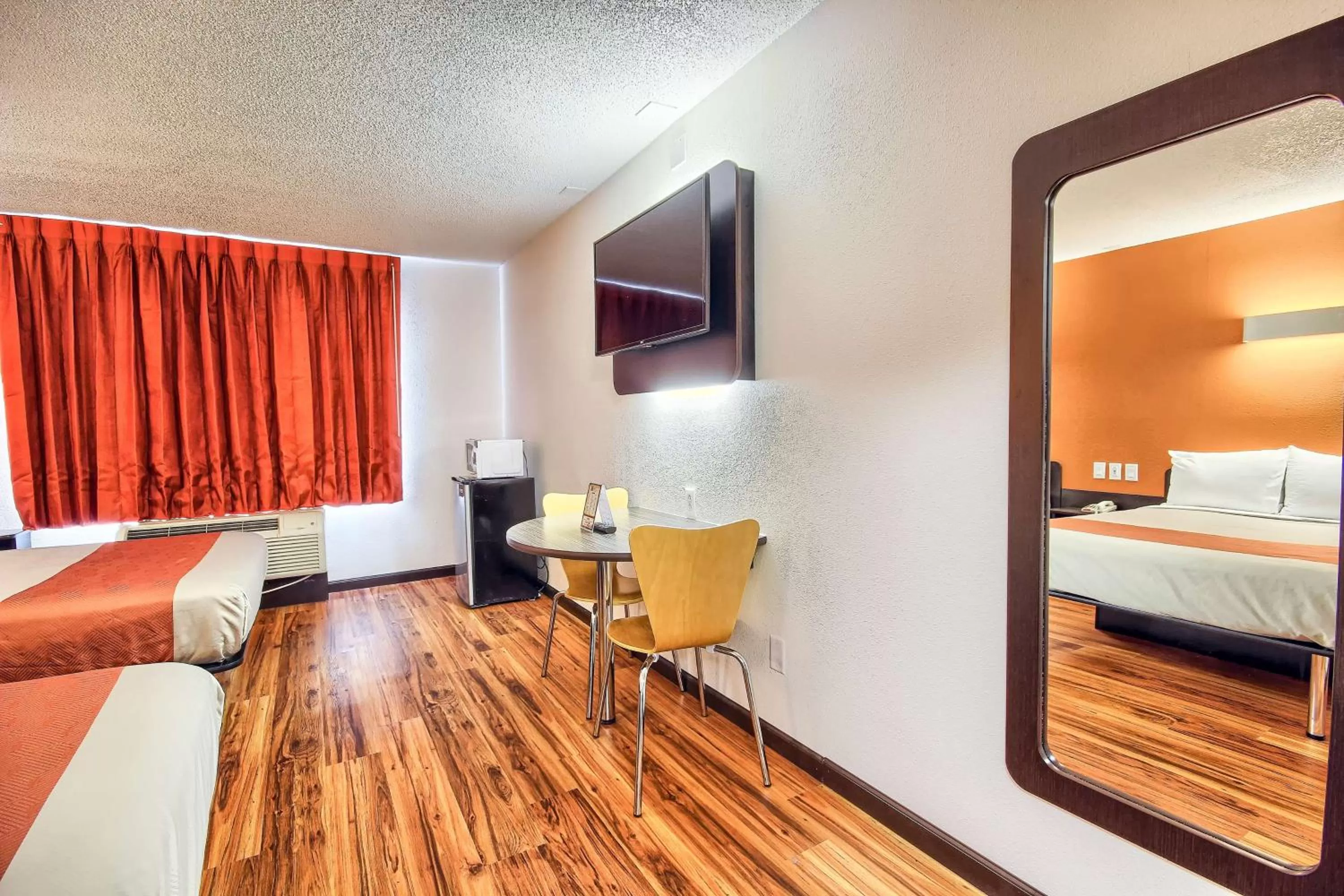 TV and multimedia, Bed in Motel 6-Columbus, OH - West