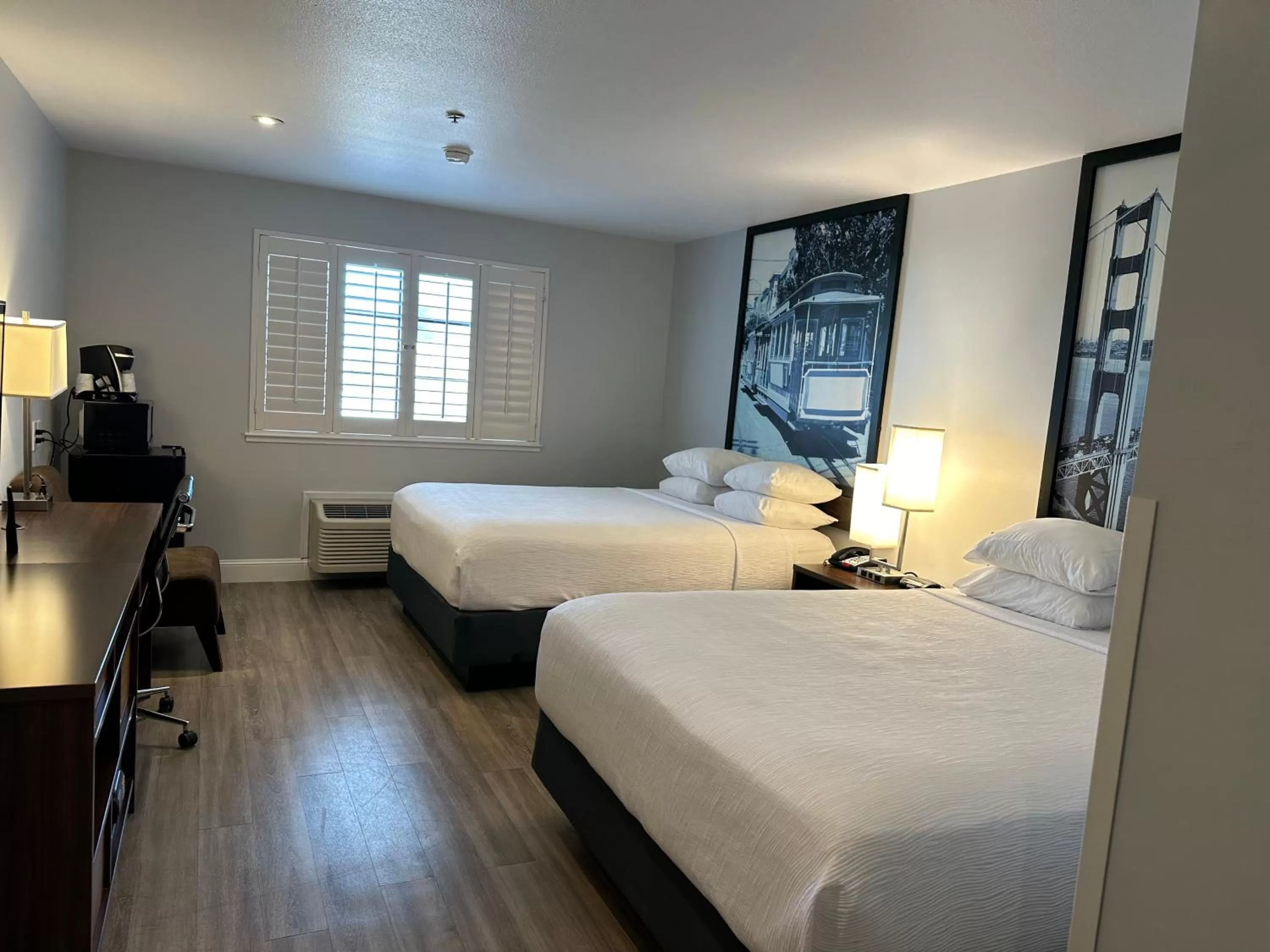 Bed in Super 8 by Wyndham San Bruno /SF Intl Arpt West