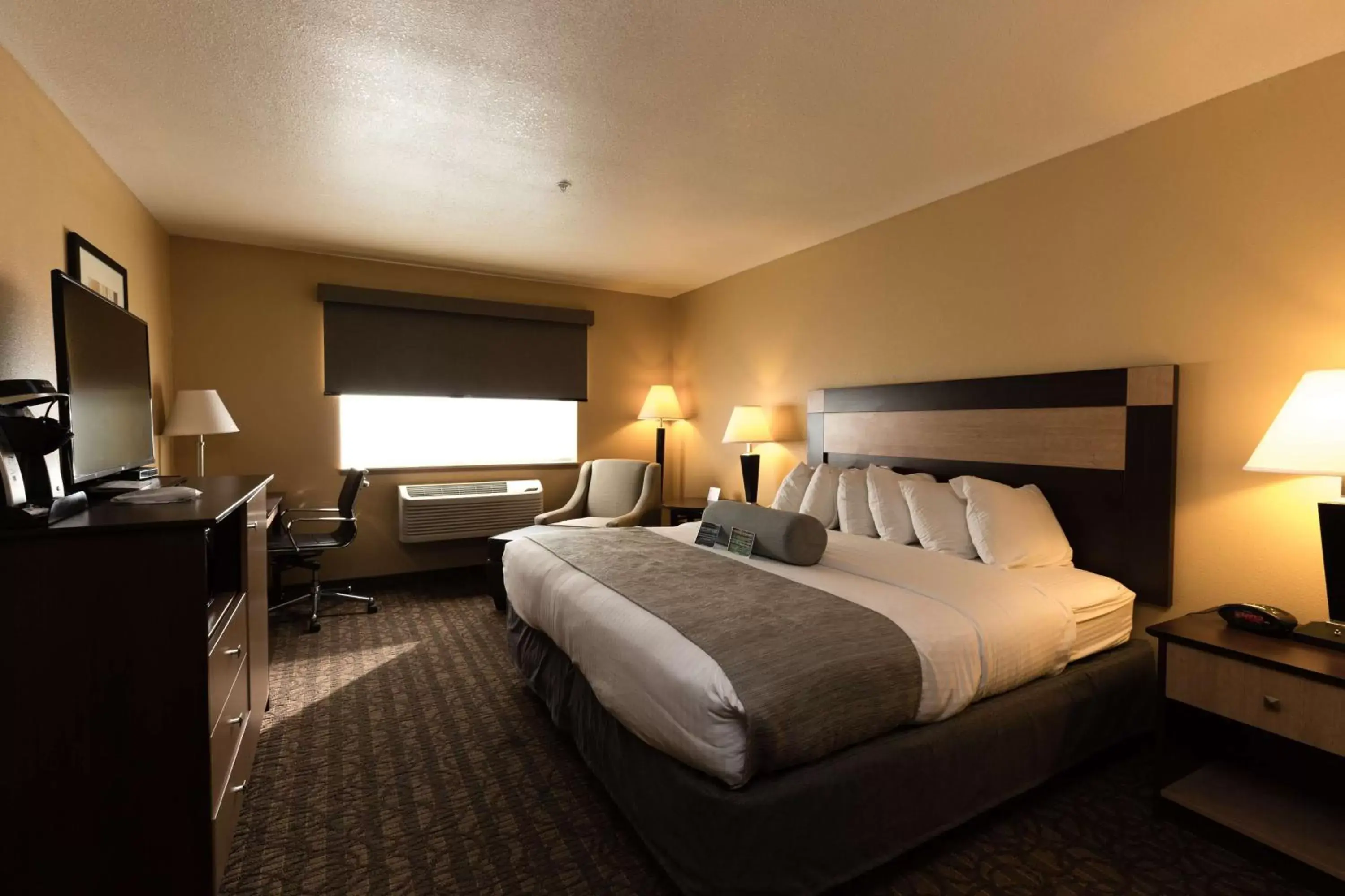 Photo of the whole room, Bed in Best Western Sawtooth Inn and Suites