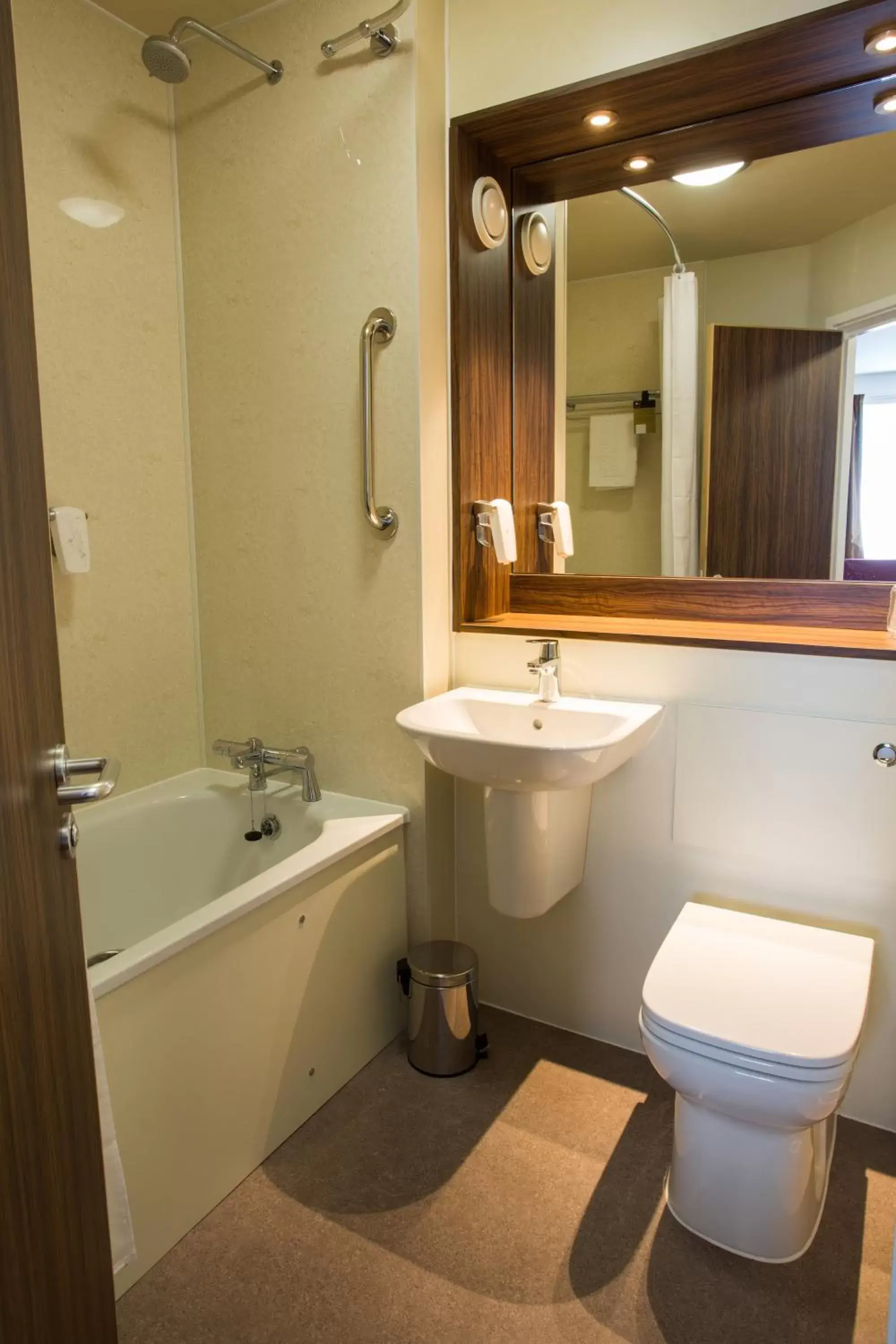 Bathroom in Queen of the Loch, Balloch by Marston's Inns