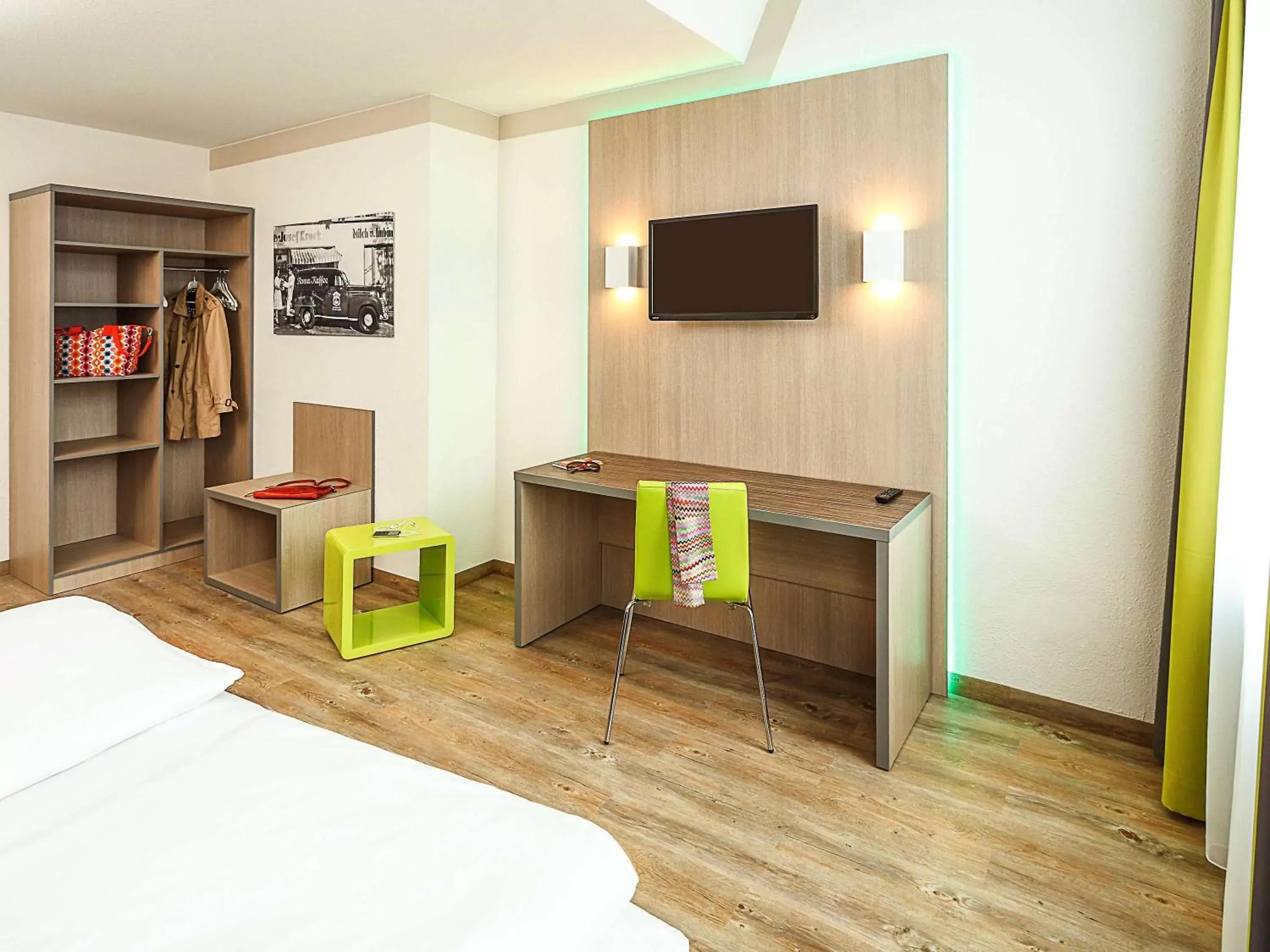 Photo of the whole room, TV/Entertainment Center in ibis Styles Bochum Hauptbahnhof