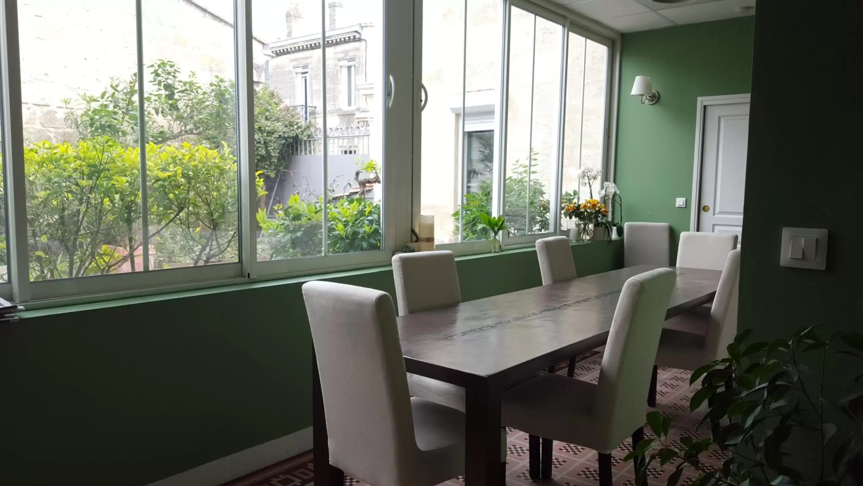 Dining Area in B&B La Halte Montaigne