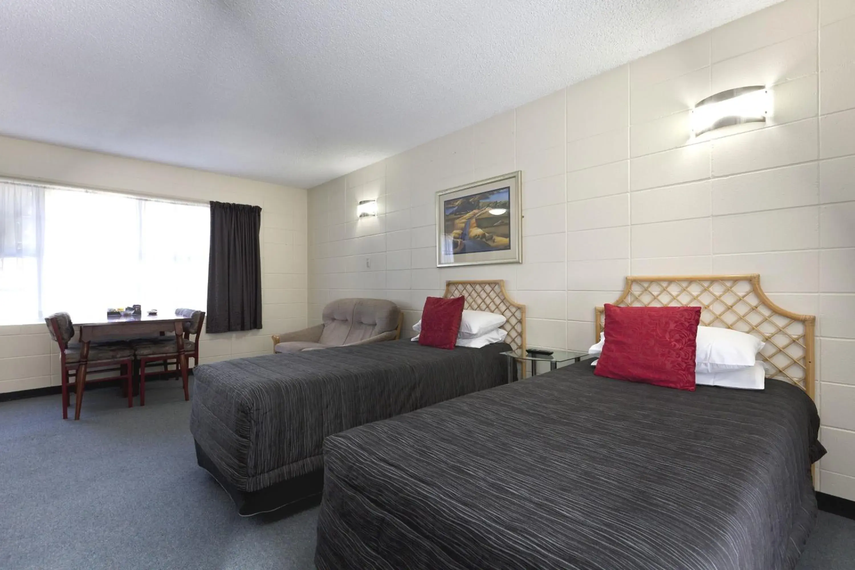 Kitchen or kitchenette, Bed in Tudor Motor Lodge