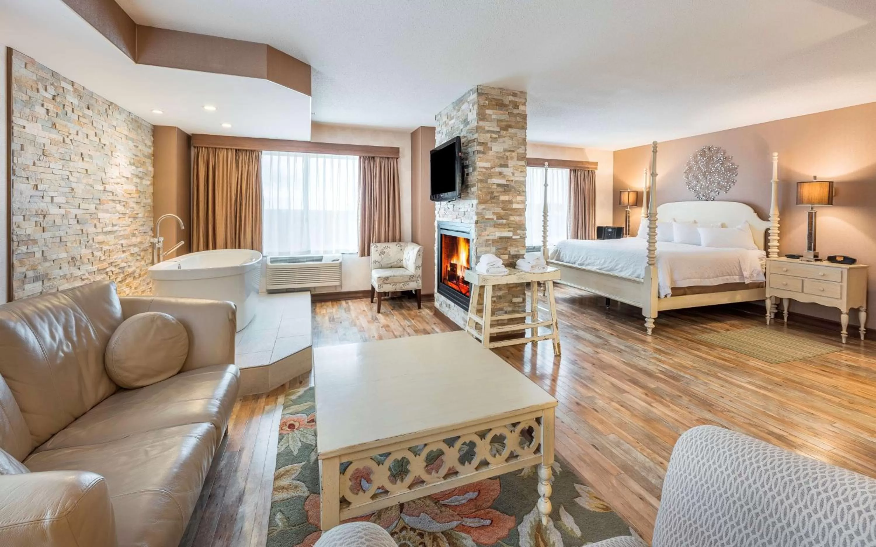 Bathroom, Bed in Hampton Inn Sydney