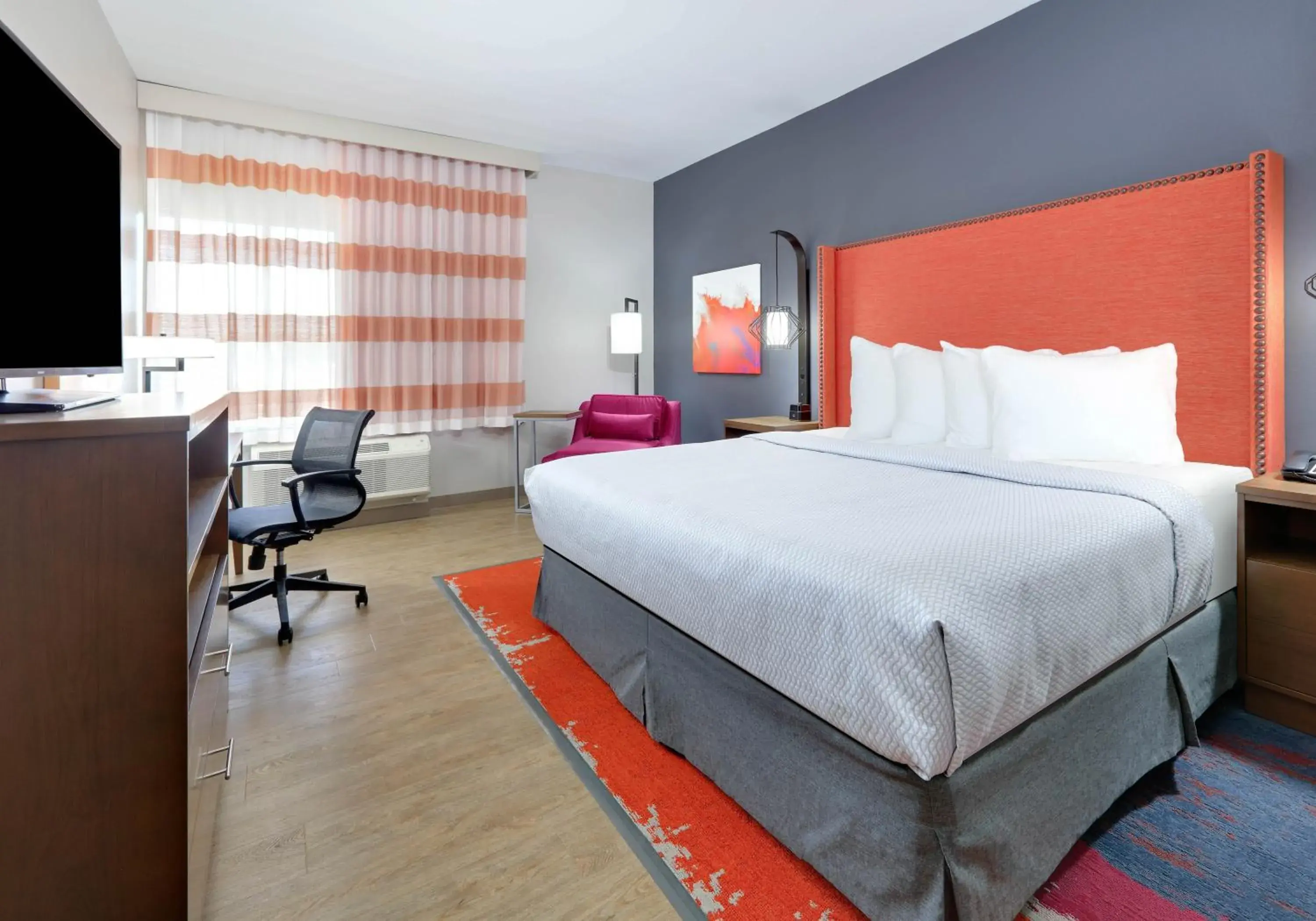 Bed in La Quinta Inn & Suites by Wyndham Lakeway