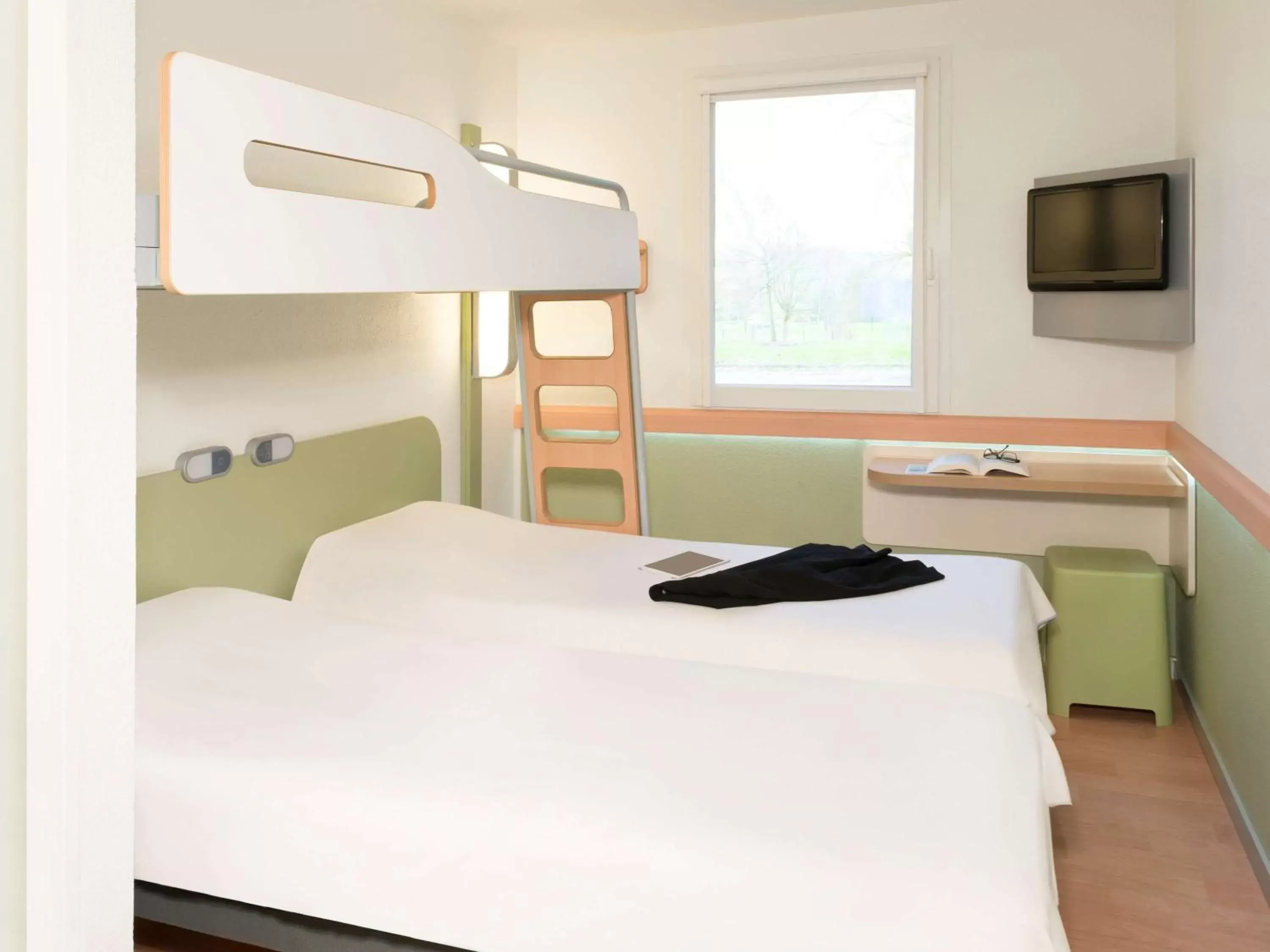 Photo of the whole room, Bunk Bed in Ibis Budget Montelimar