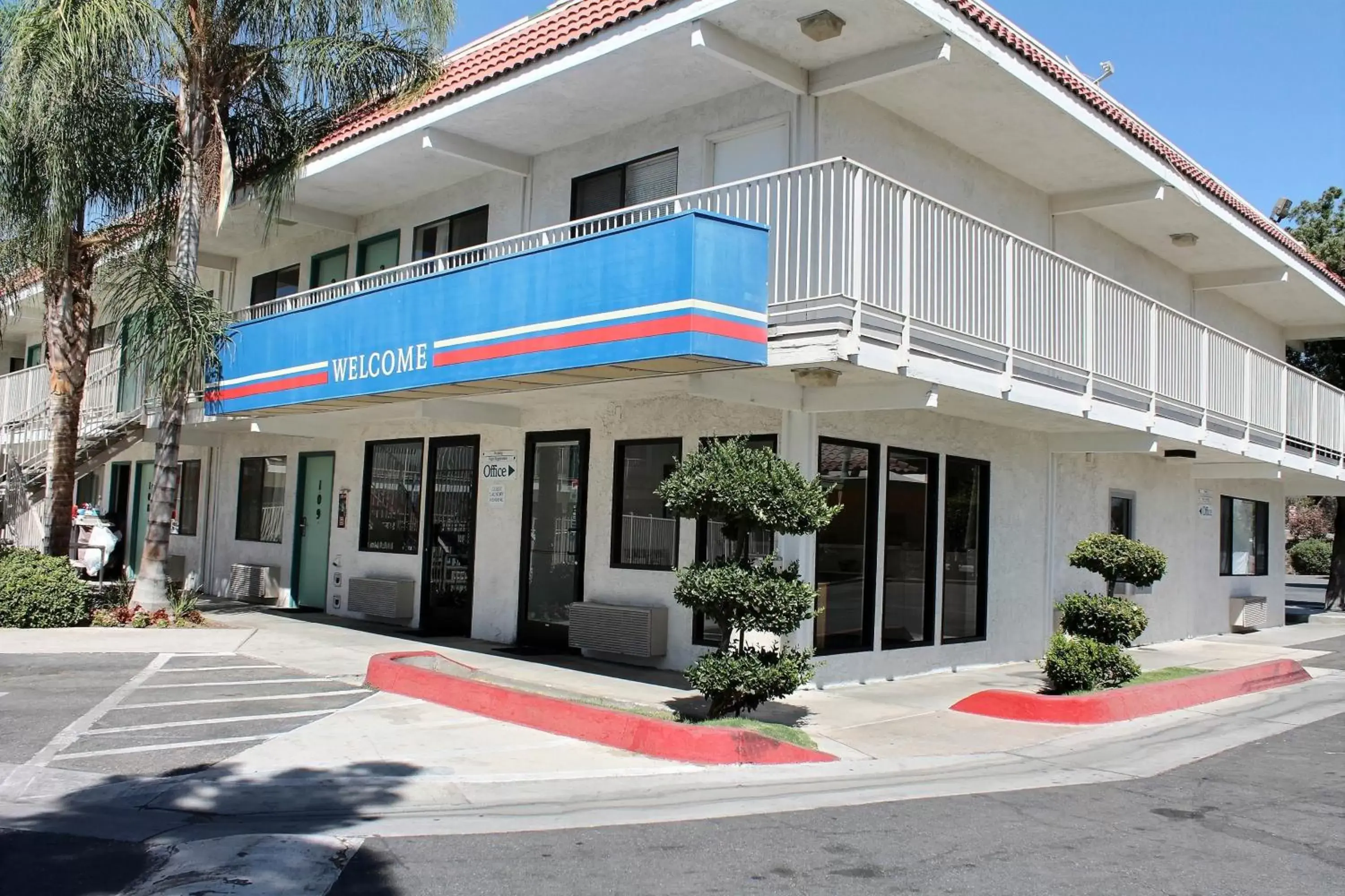 Facade/entrance, Property Building in Motel 6-Bakersfield, CA - Convention Center