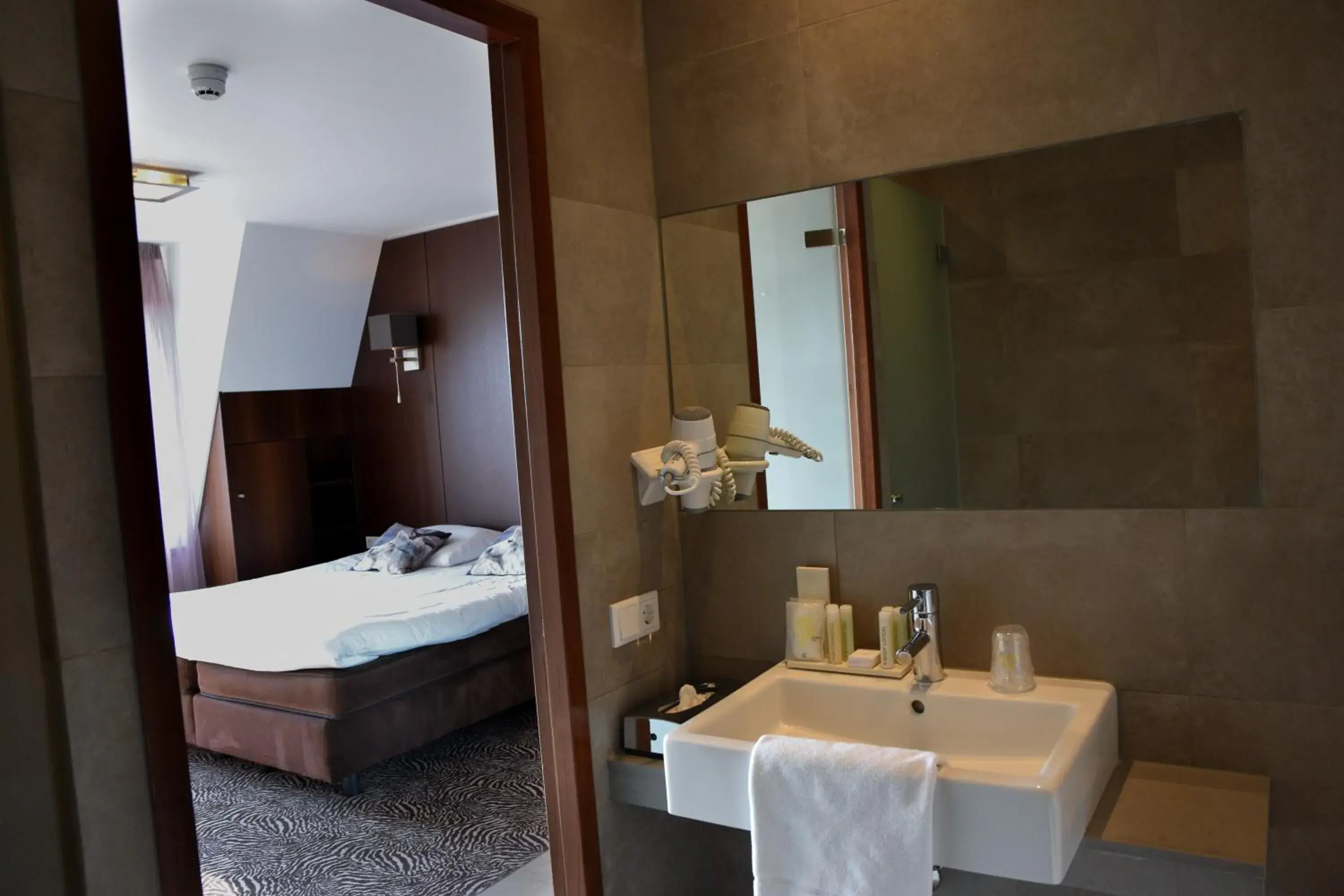 Bathroom in Golden Tulip West Ende