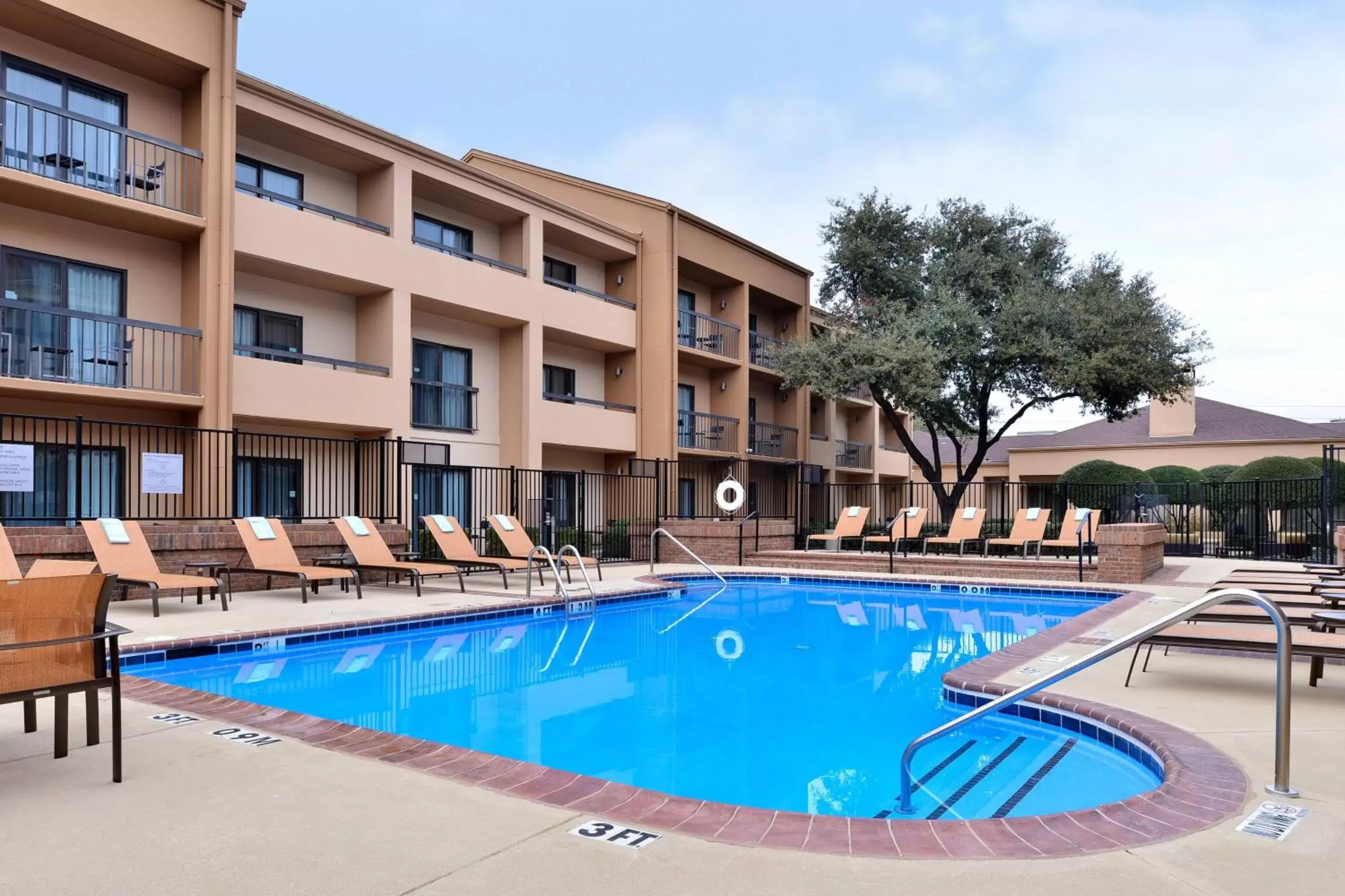 Swimming pool, Property Building in Courtyard by Marriott Dallas Northwest