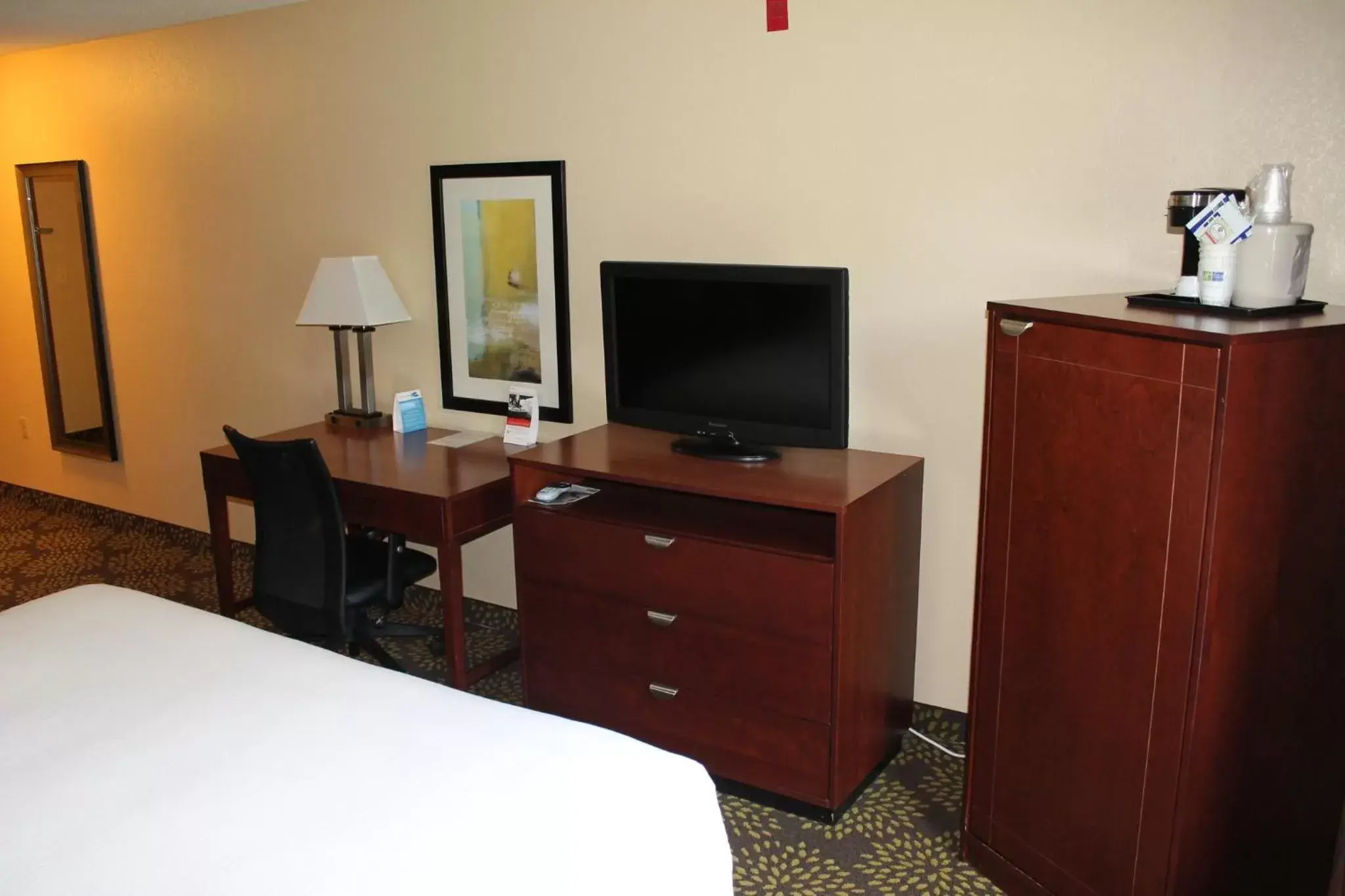Bedroom, TV/Entertainment Center in Holiday Inn Express Hotel & Suites Starkville, an IHG Hotel