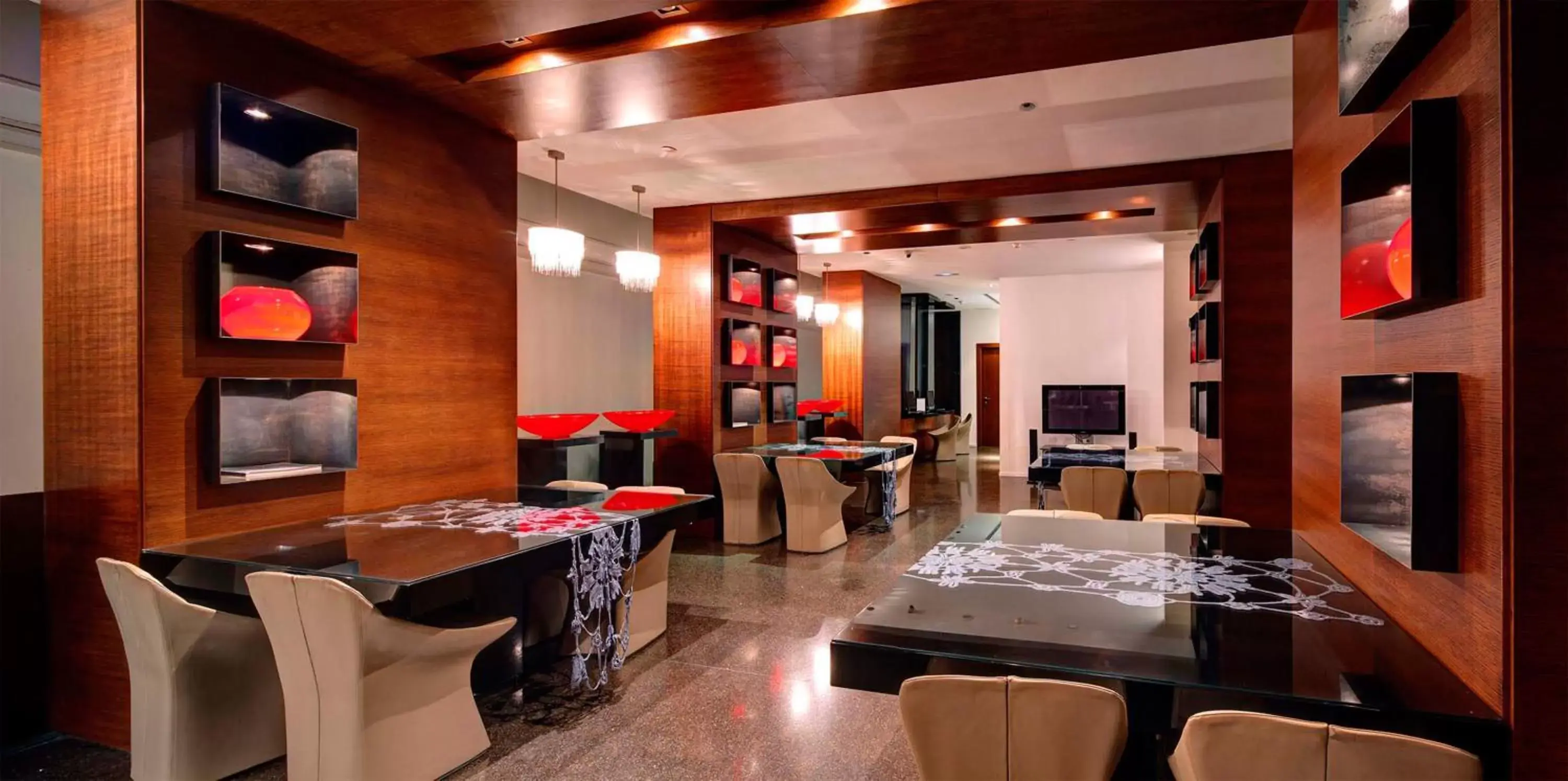 Communal lounge/ TV room, Restaurant/Places to Eat in Olivia Plaza Hotel