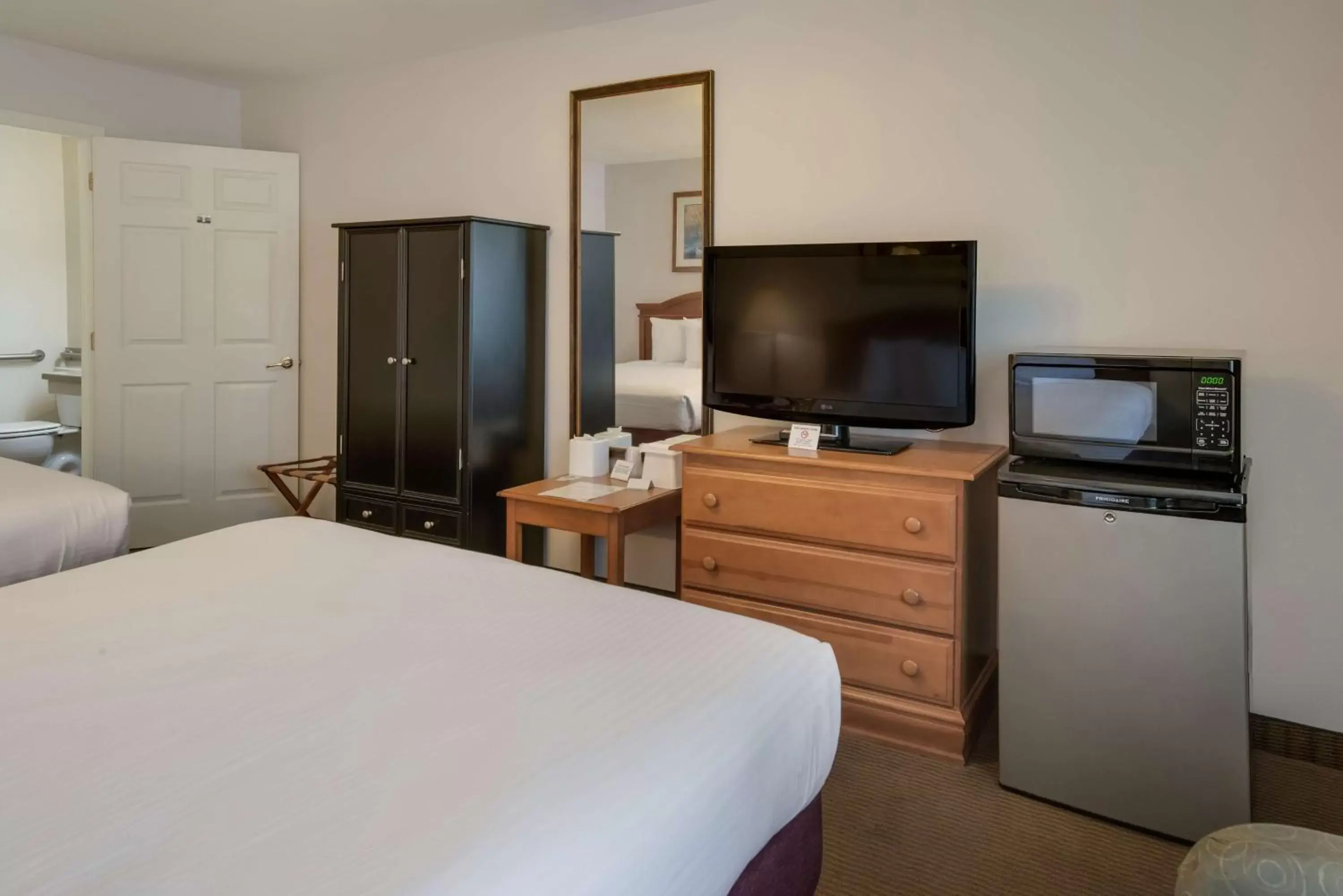 Bedroom, TV/Entertainment Center in SureStay Hotel by Best Western Leesville