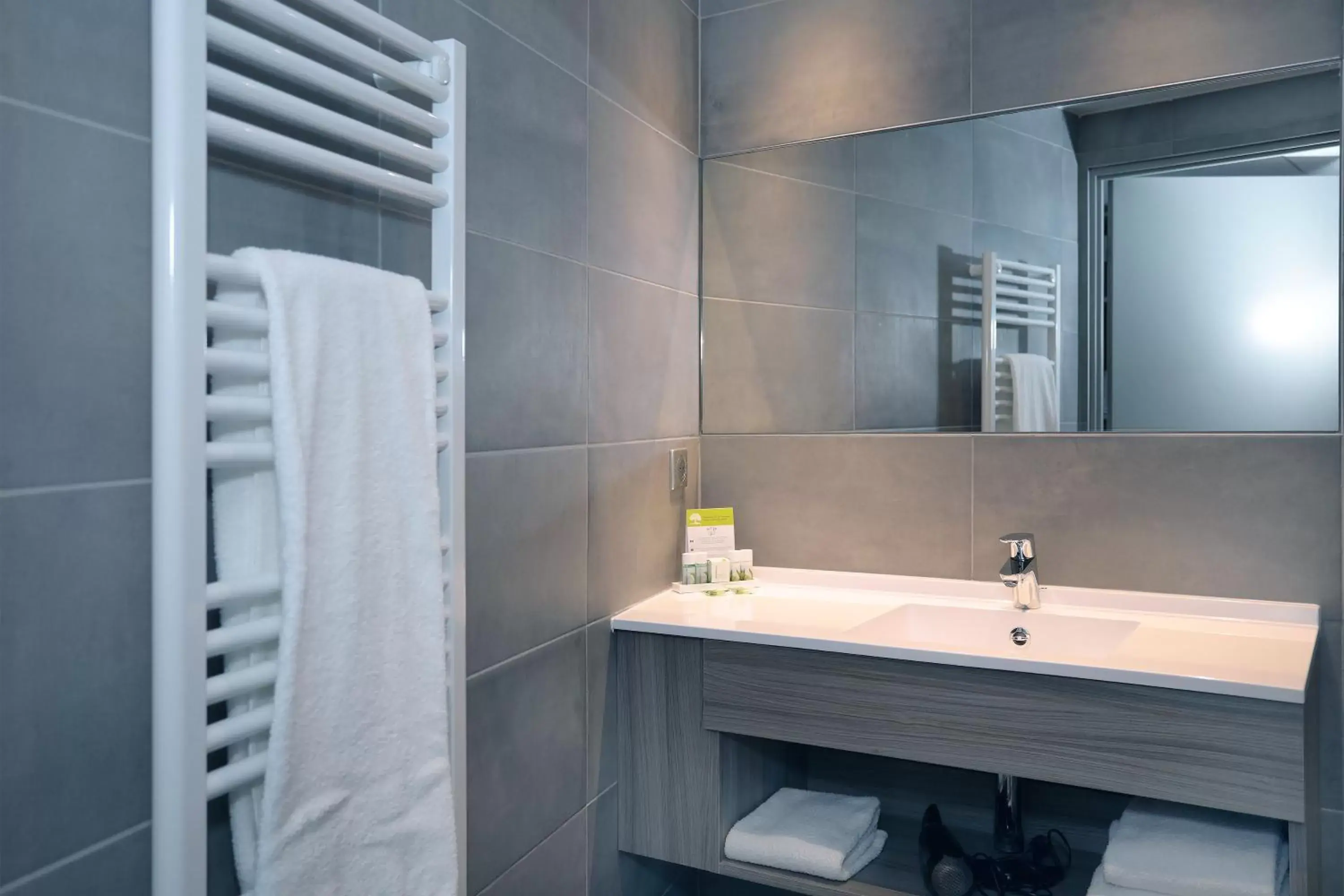 Shower, Bathroom in Best Western Linko Hôtel